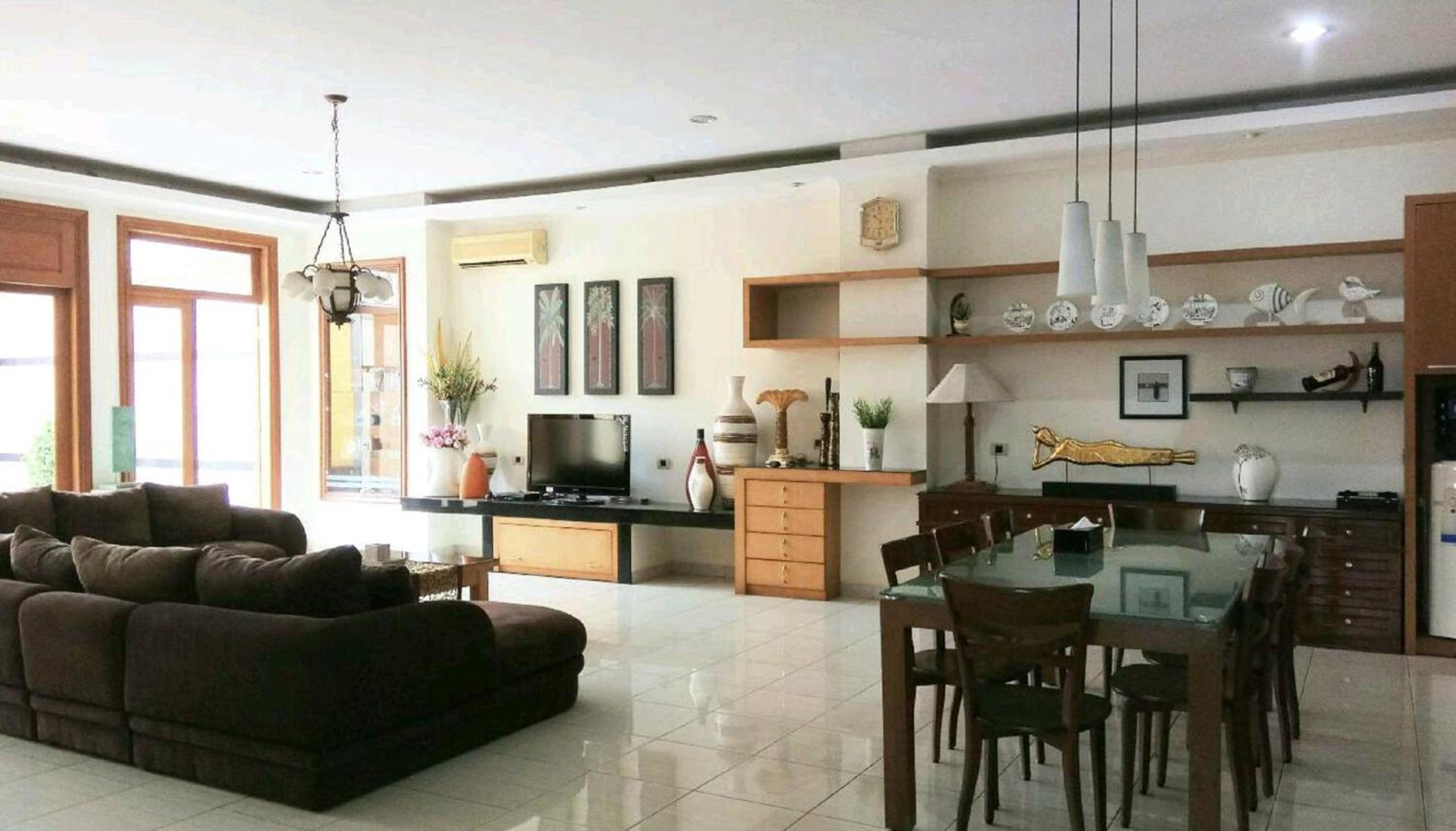 Villa - Photo 1