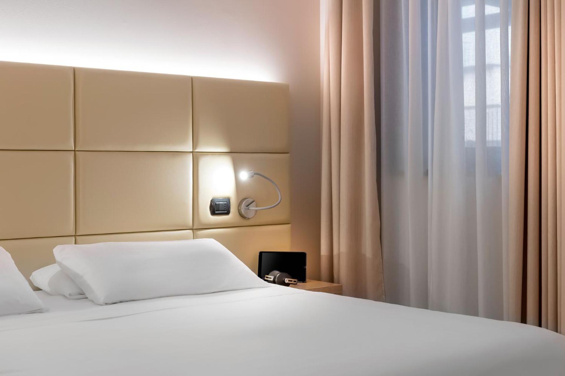 Superior King Room - Non-Smoking - Photo 8