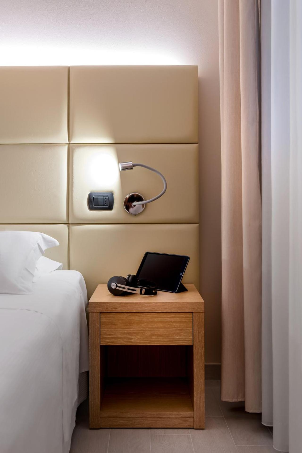 Superior King Room - Non-Smoking - Photo 7