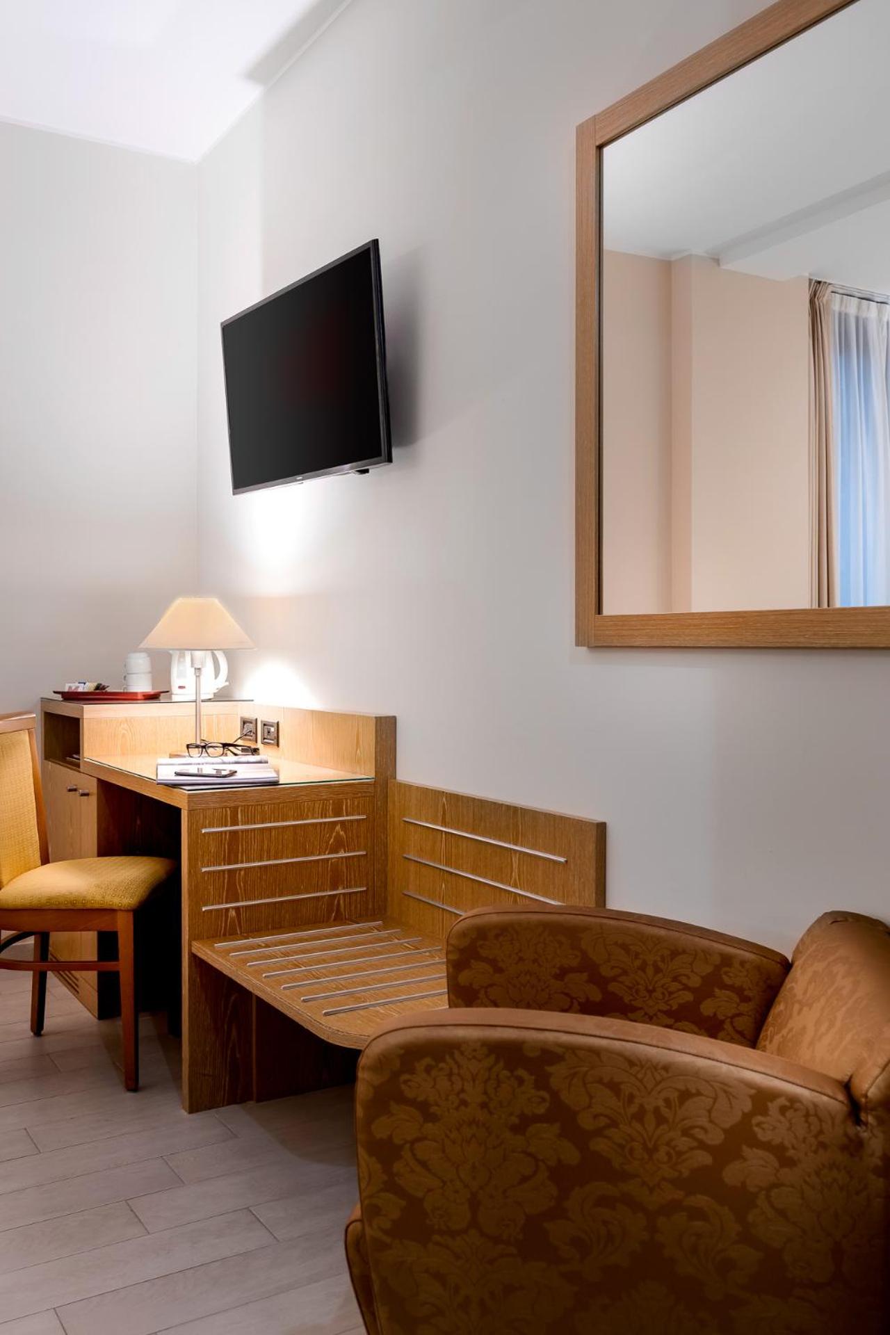Superior King Room - Non-Smoking - Photo 9