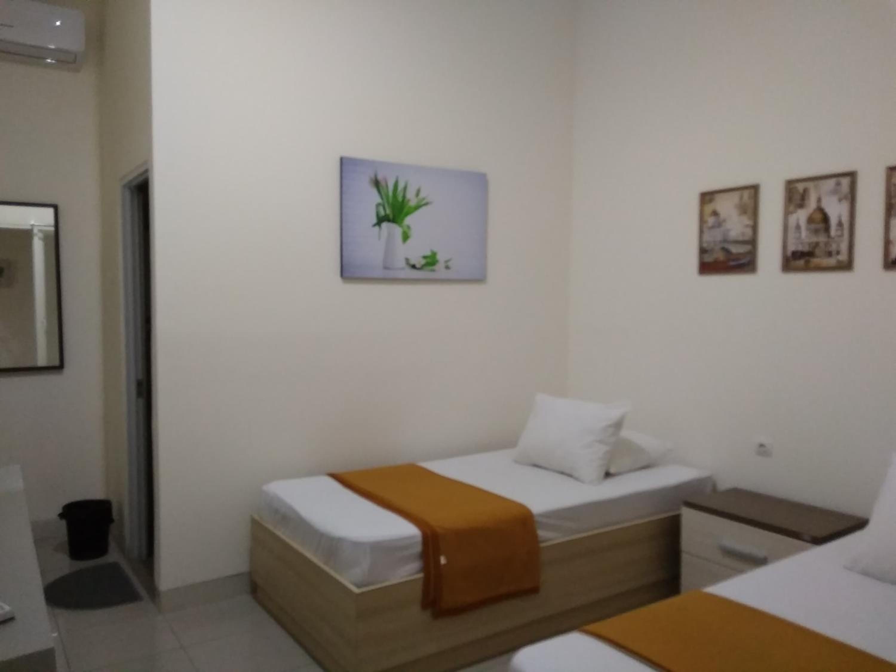 Standard Twin Room - Photo 3