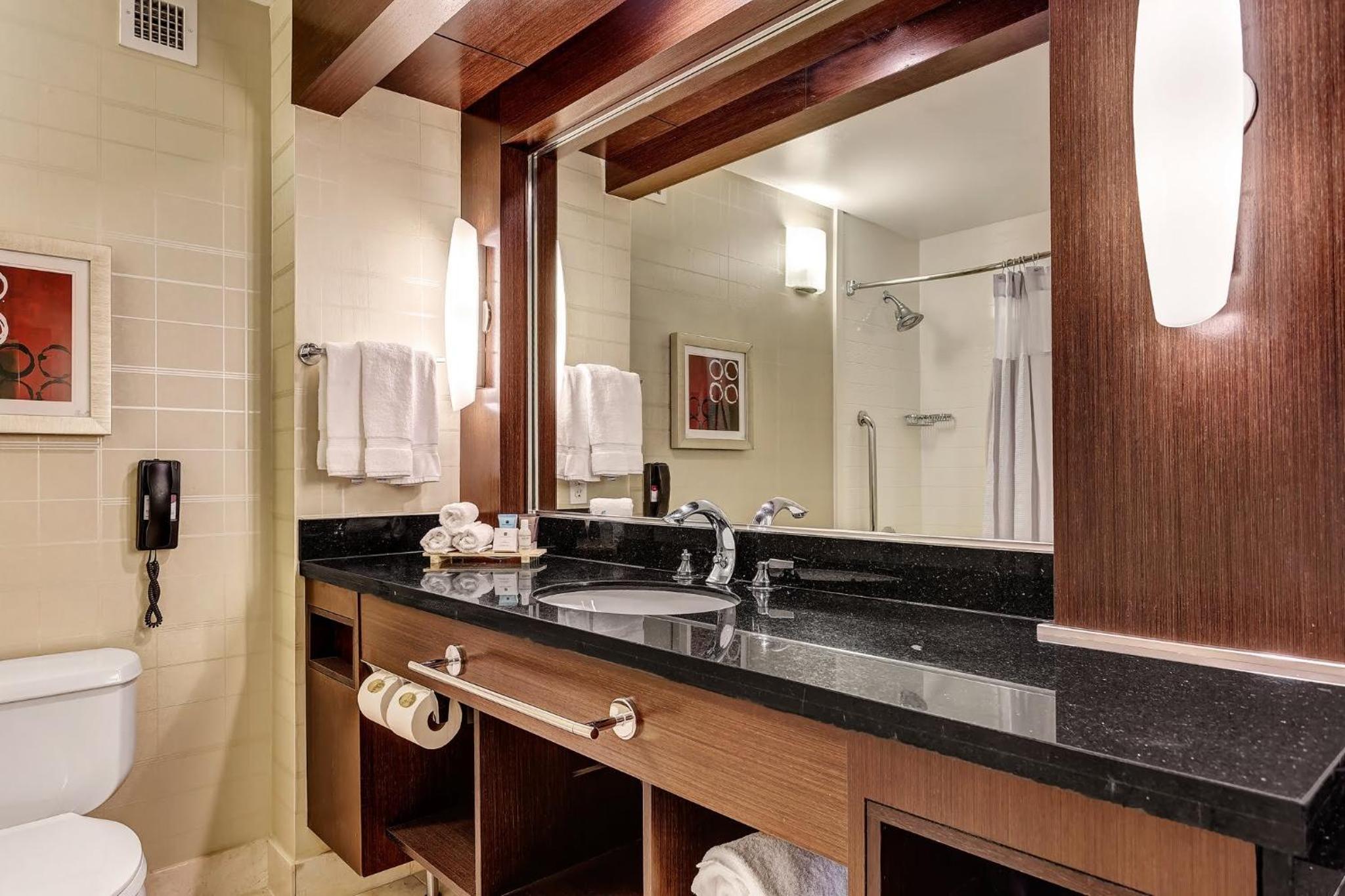 Standard Queen Room with Two Queen Beds photo 3