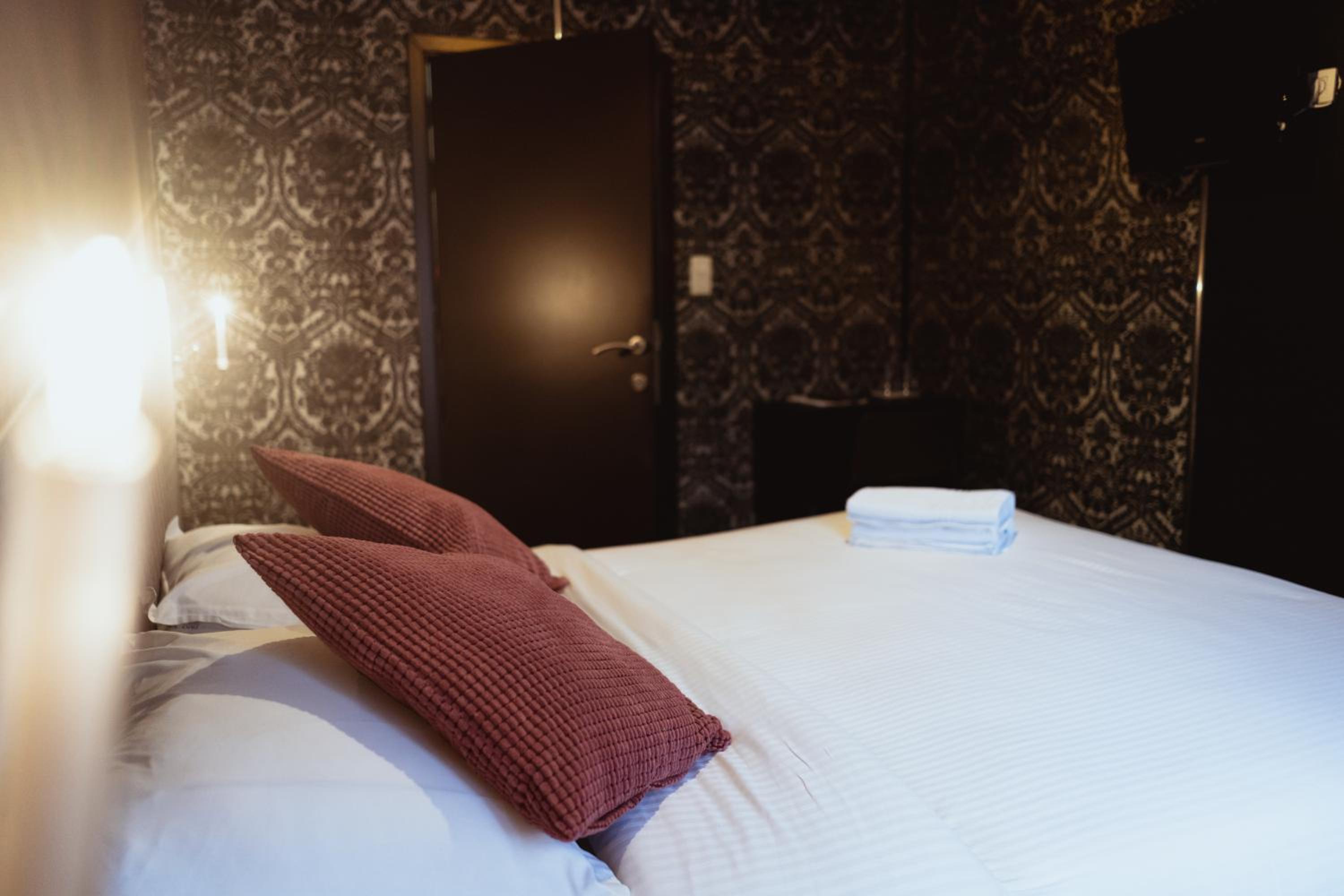 Standard Double Room - Photo 7