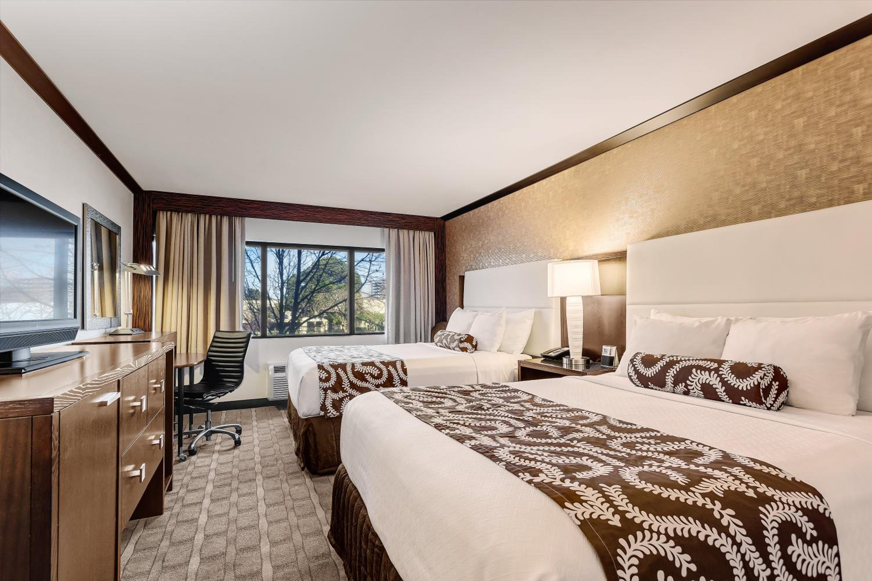 Standard Queen Room with Two Queen Beds photo 1