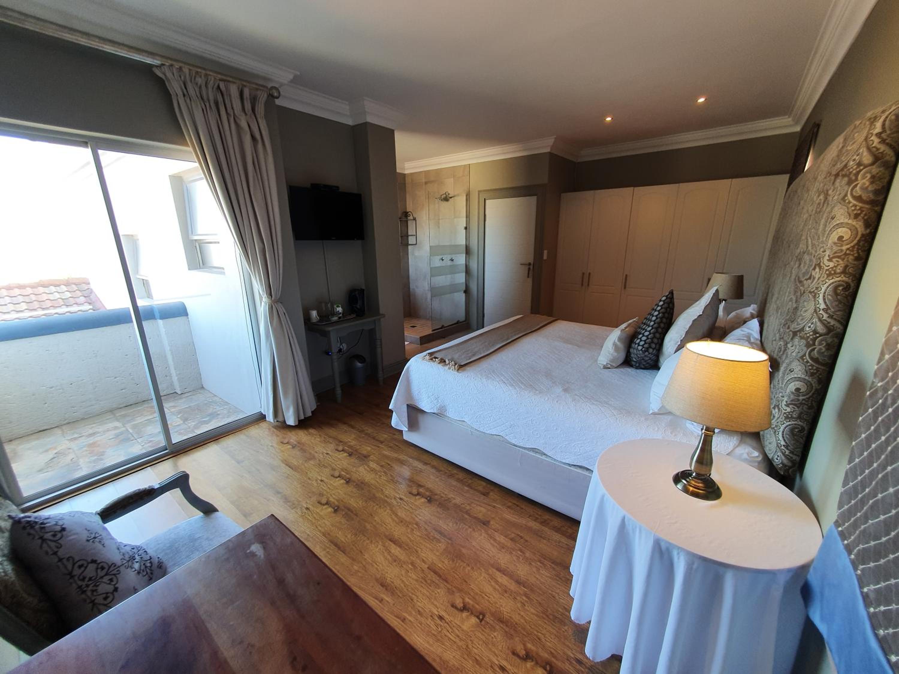 King Room with Balcony - Photo 7