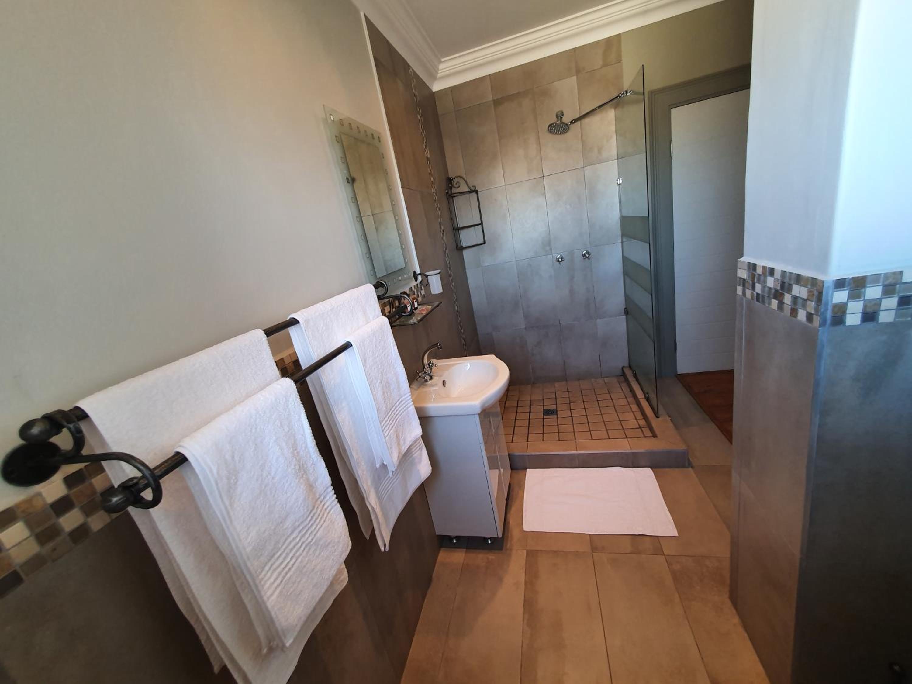 King Room with Balcony - Photo 3