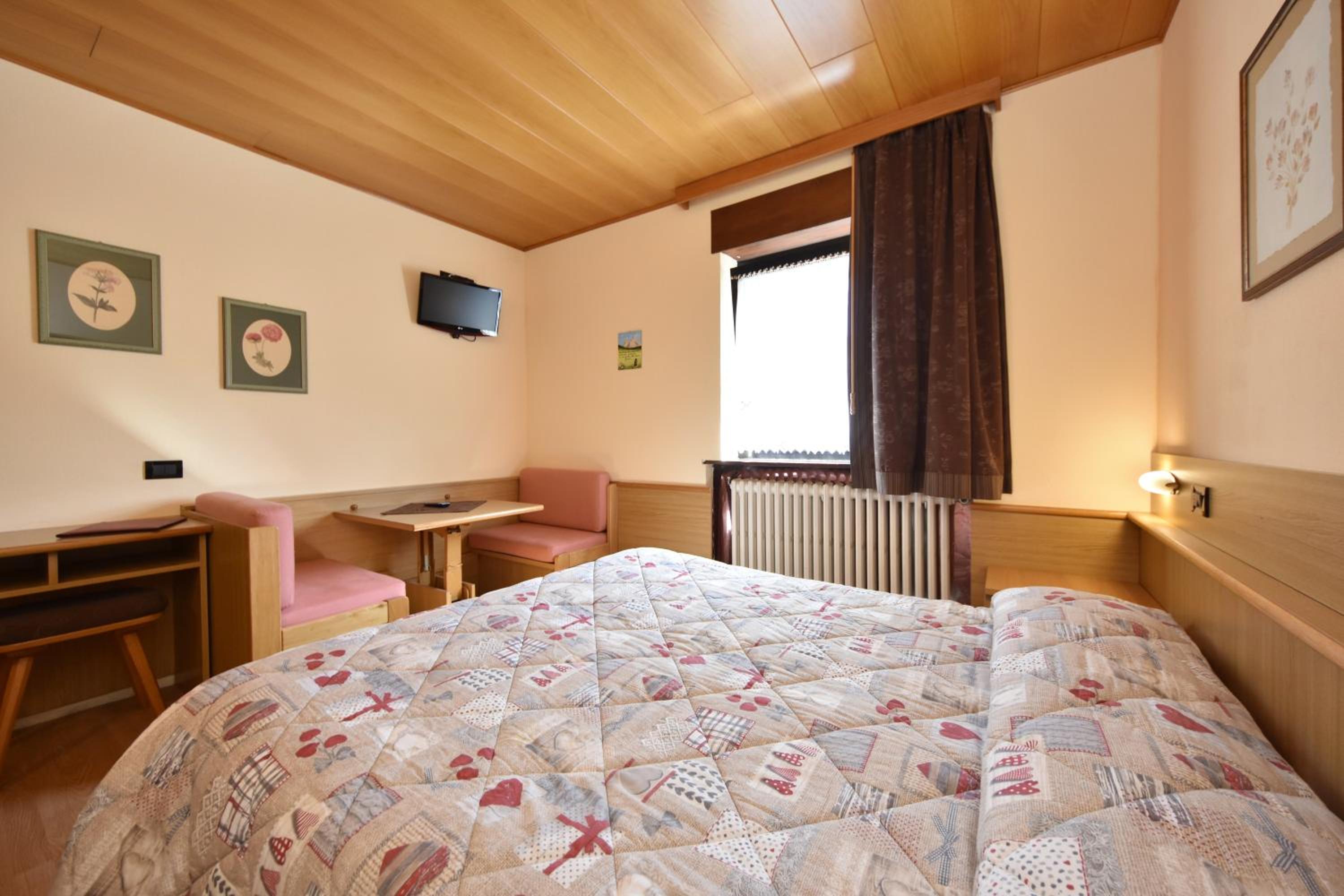 Double or Twin Room - Photo 6