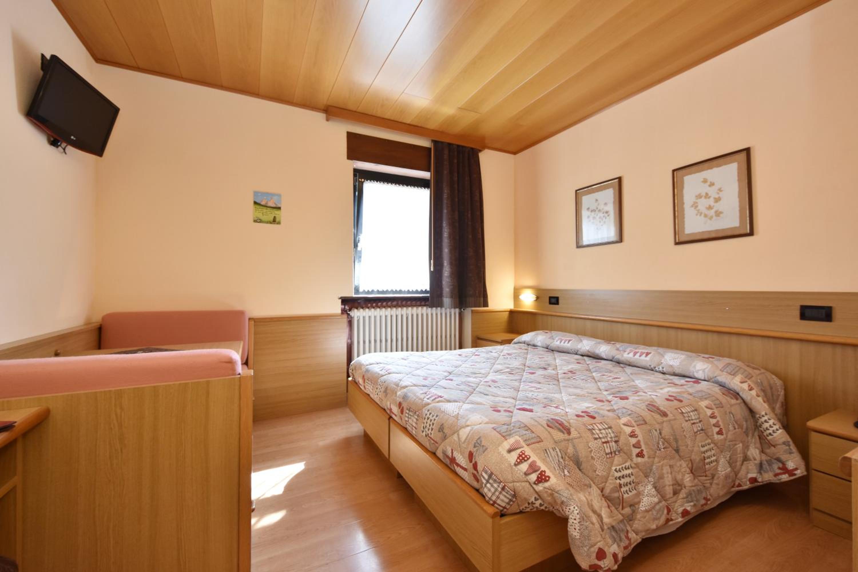 Double or Twin Room - Photo 8