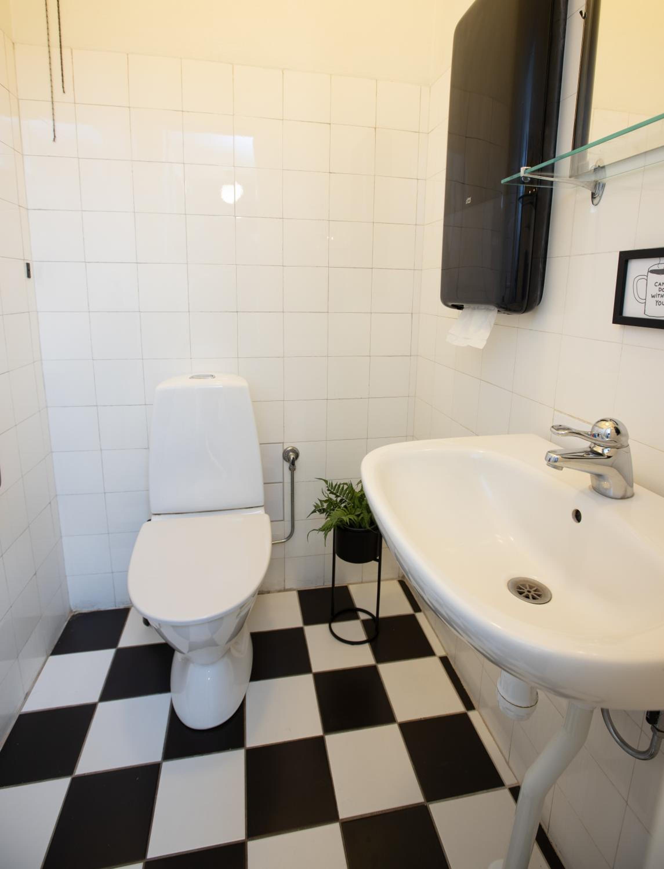 Small Double Room with Shared Bathroom 55 in bed photo 2