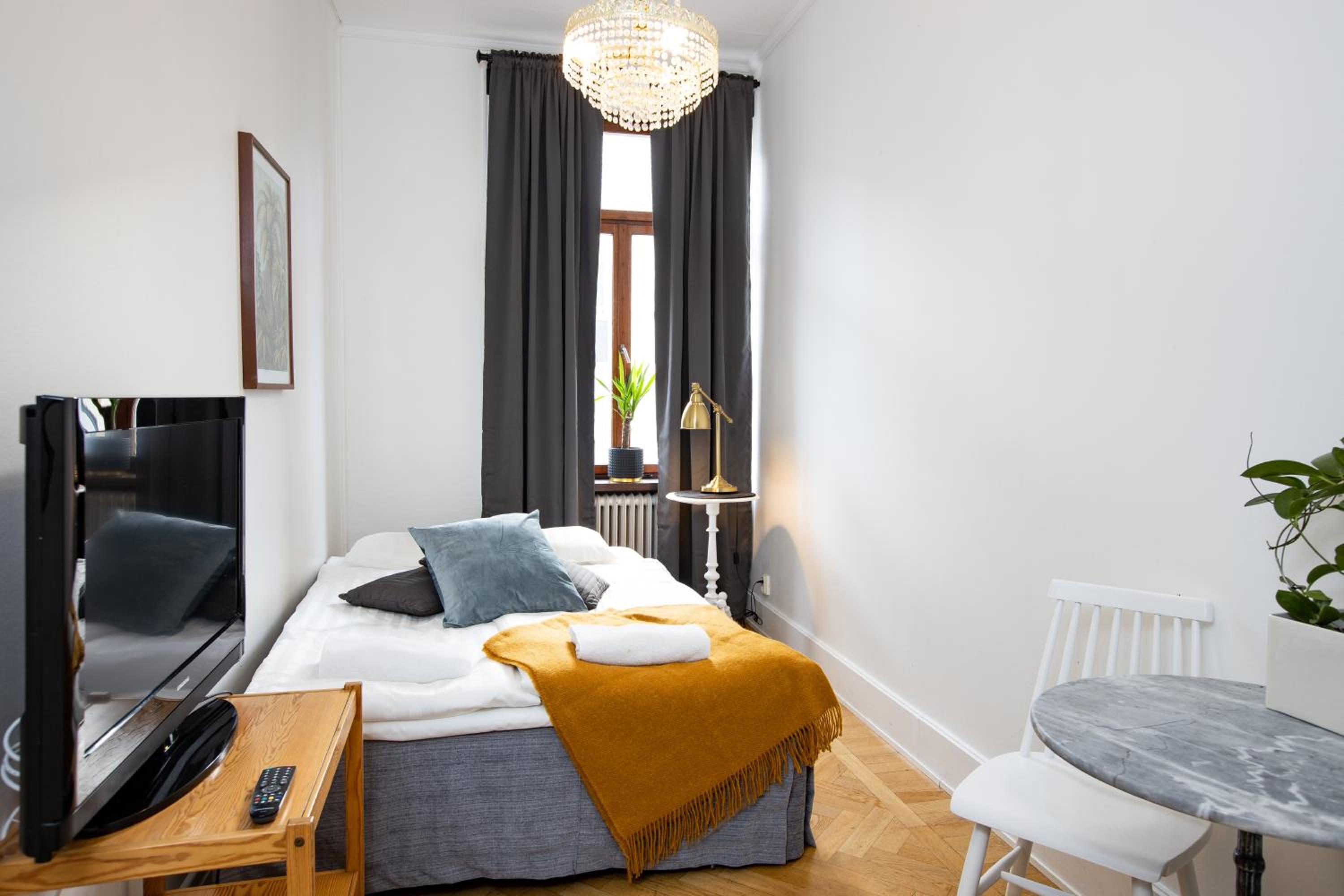 Small Double Room with Shared Bathroom 55 in bed photo 1