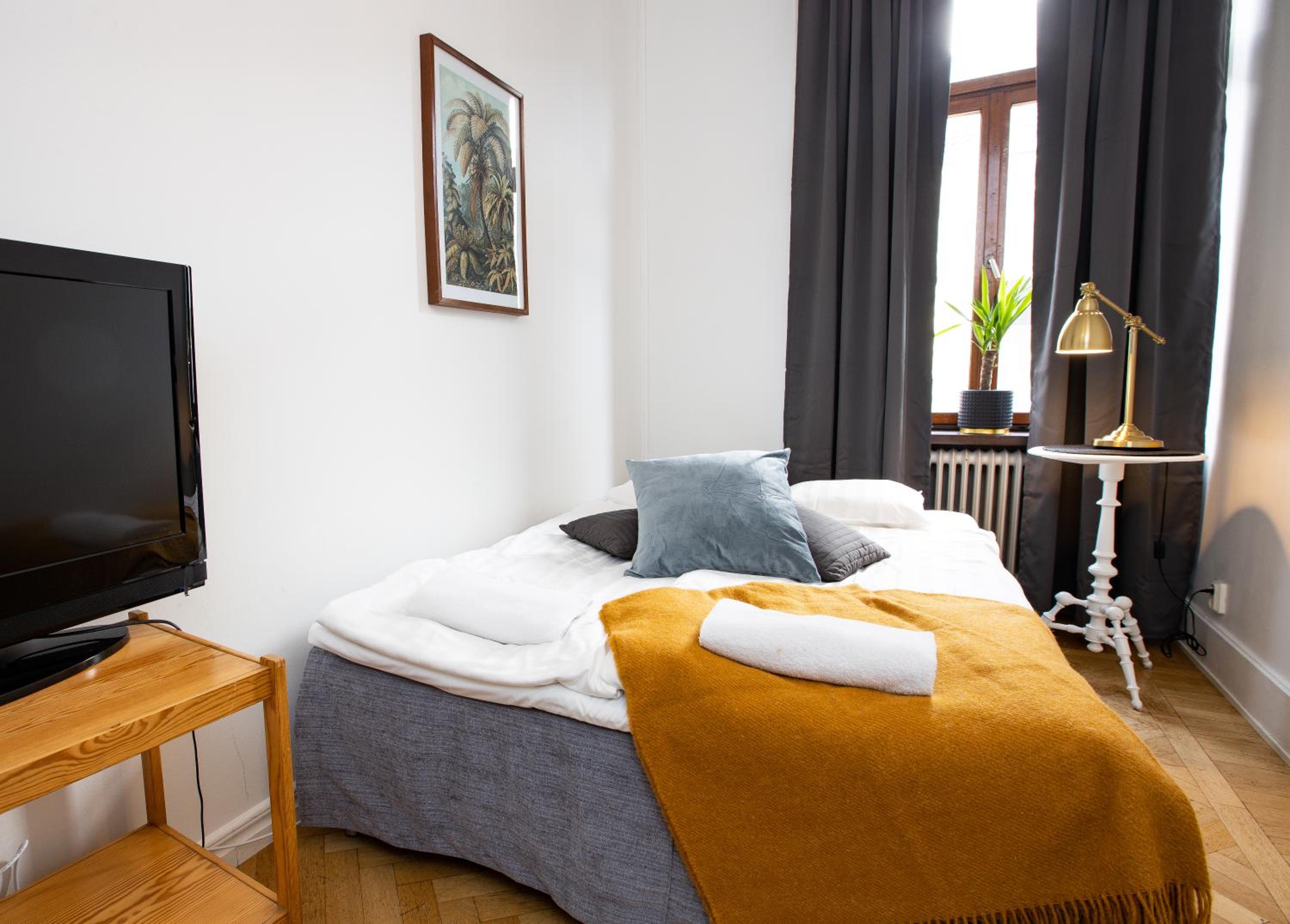 Small Double Room with Shared Bathroom 55 in bed photo 3