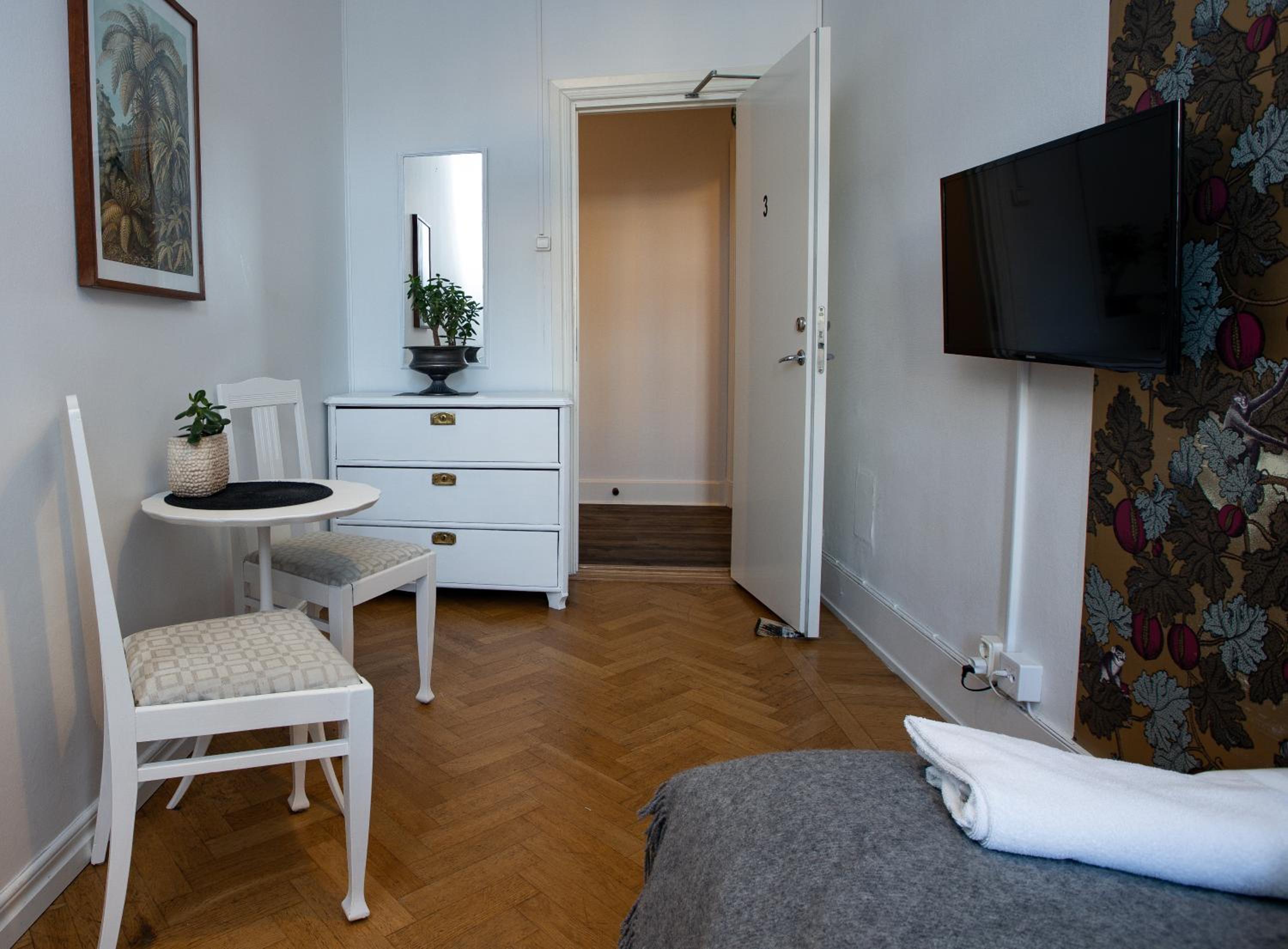 Single Room with Shared Bathroom photo 3