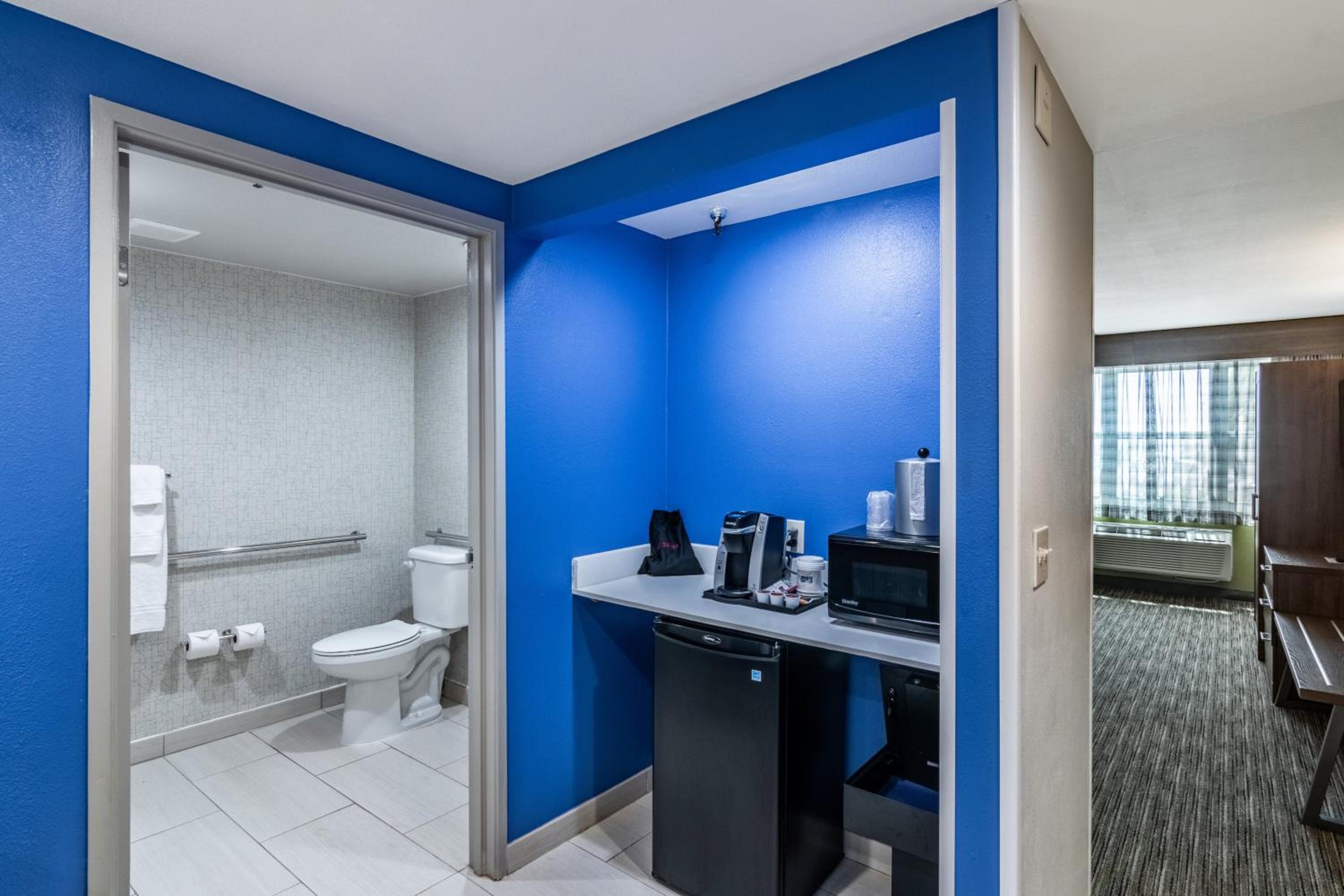 King Room - Mobility Access/Hearing Accessible - Photo 3
