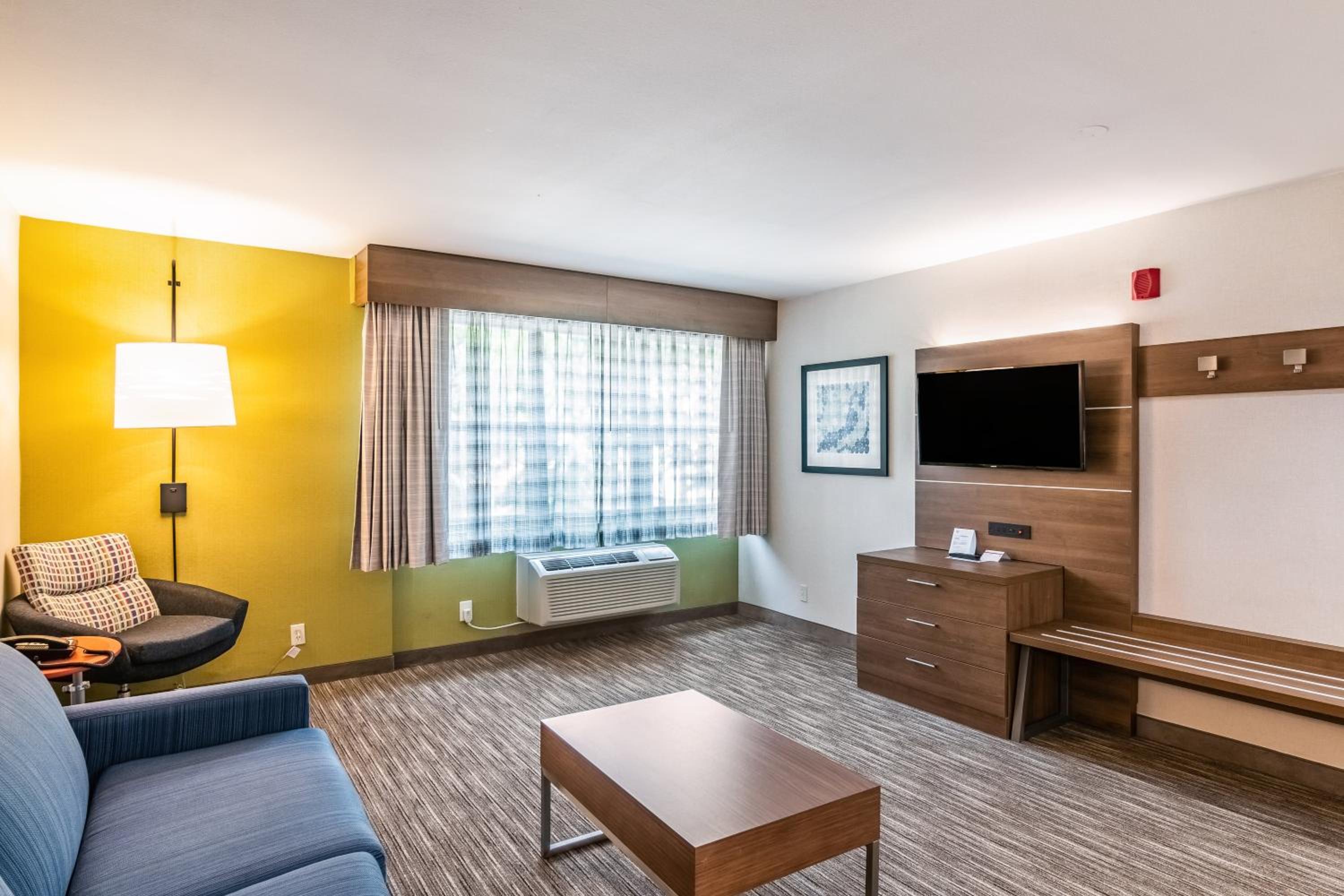 Standard King Room with Sofa Bed - Photo 3