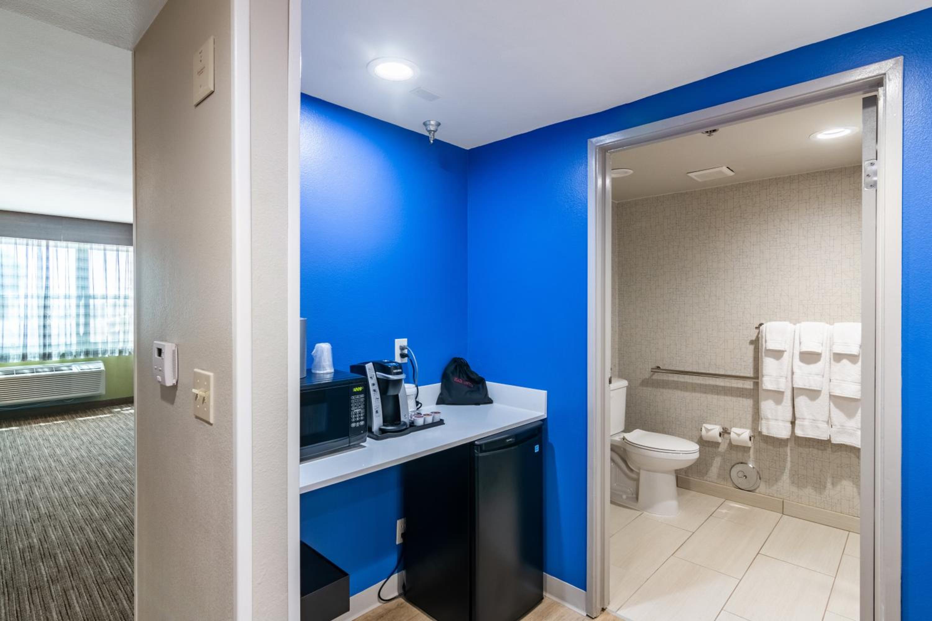 Standard Queen Room with Two Queen Beds and Tub - Mobility/Communications Accessible - Photo 2
