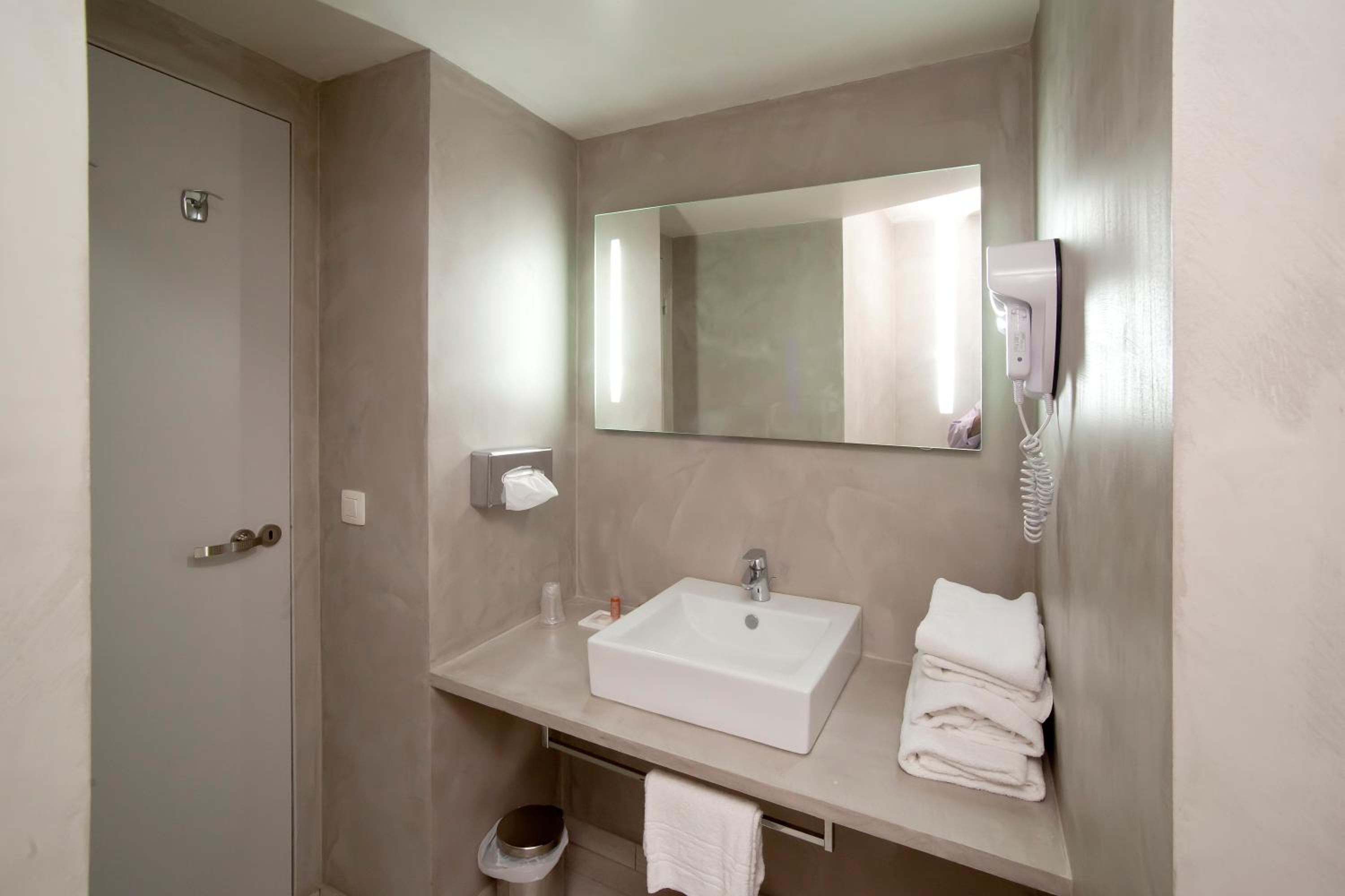 Twin Room - Photo 2