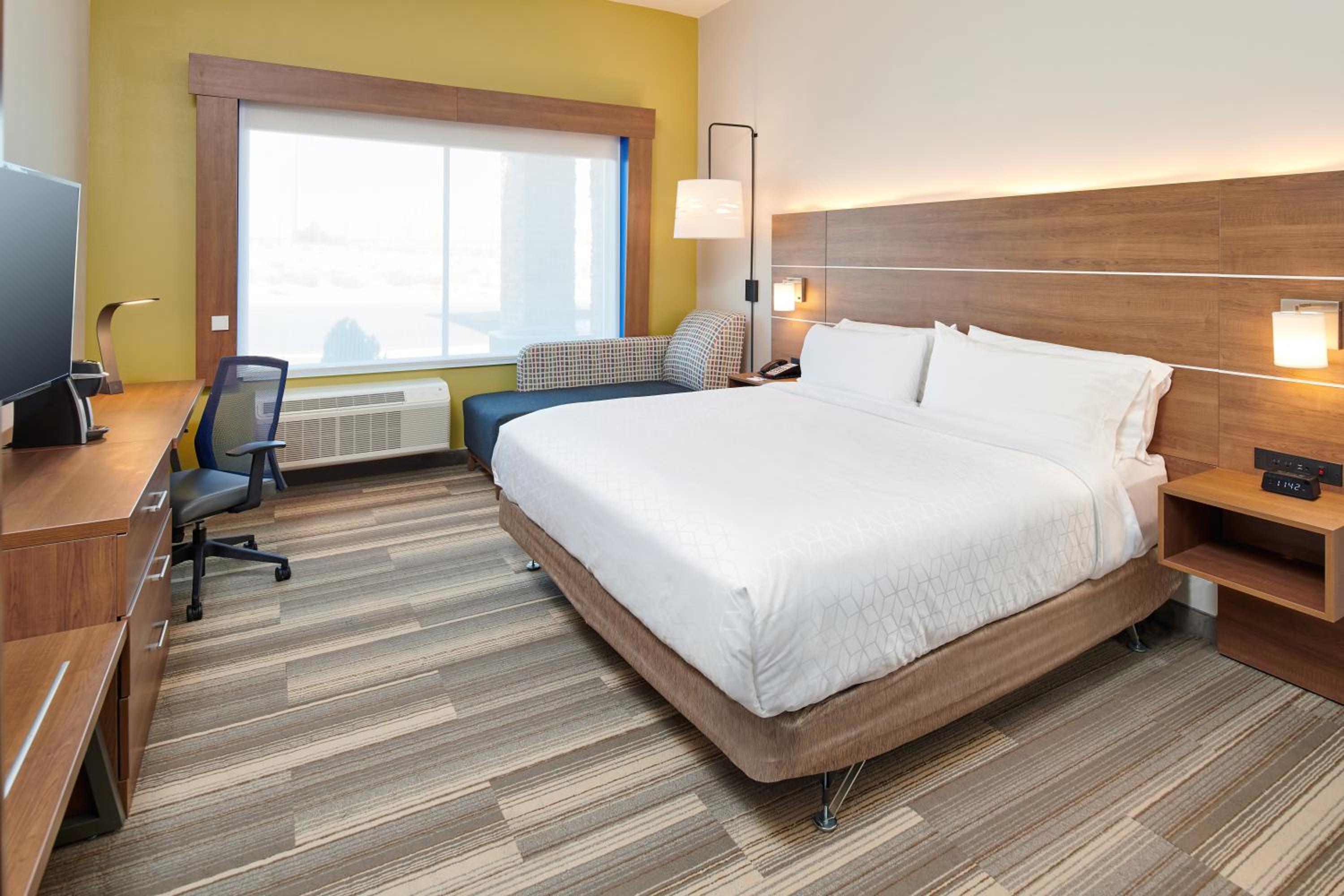 Standard King Room - Photo 5