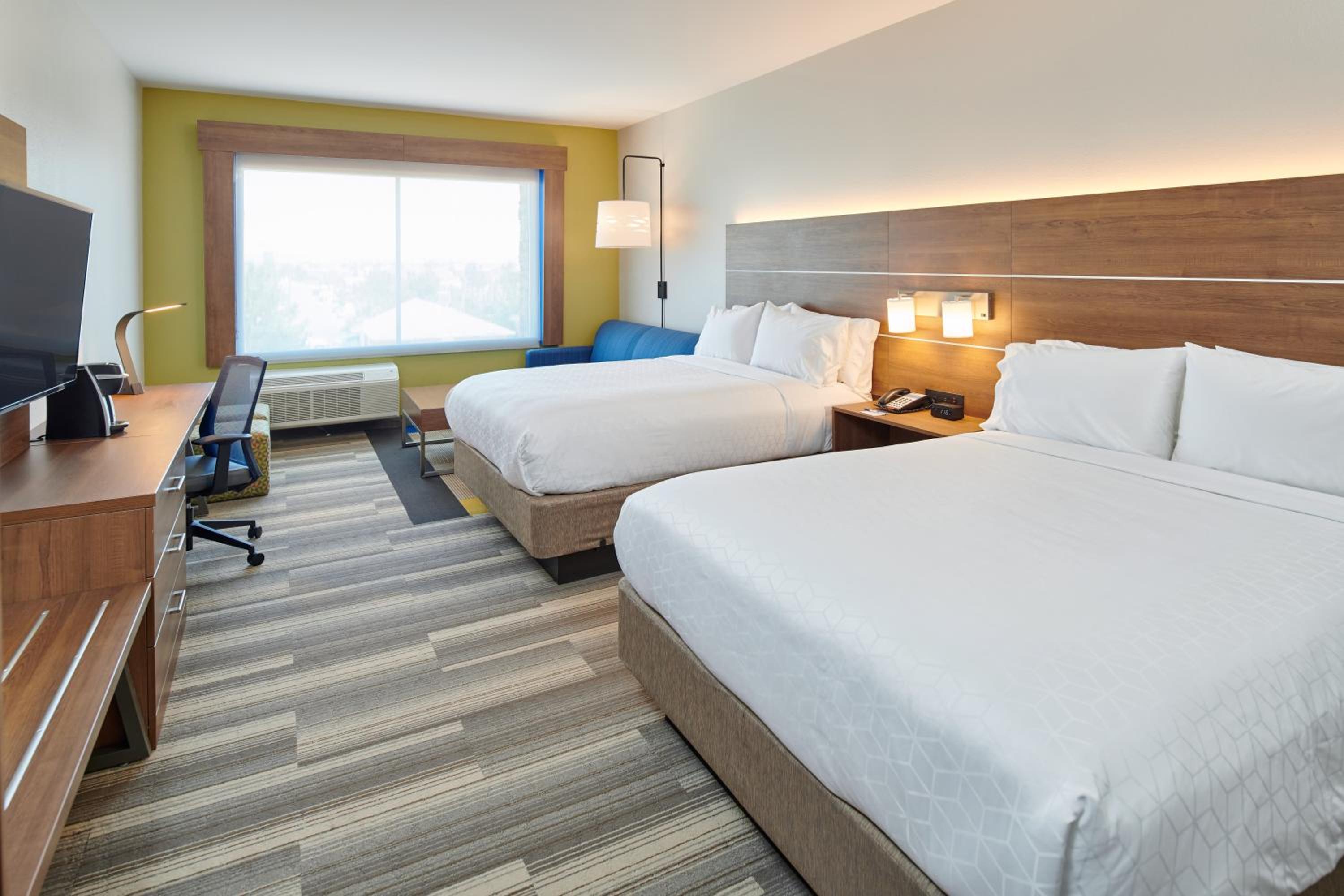 Queen Suite with Two Queen Beds - Photo 7