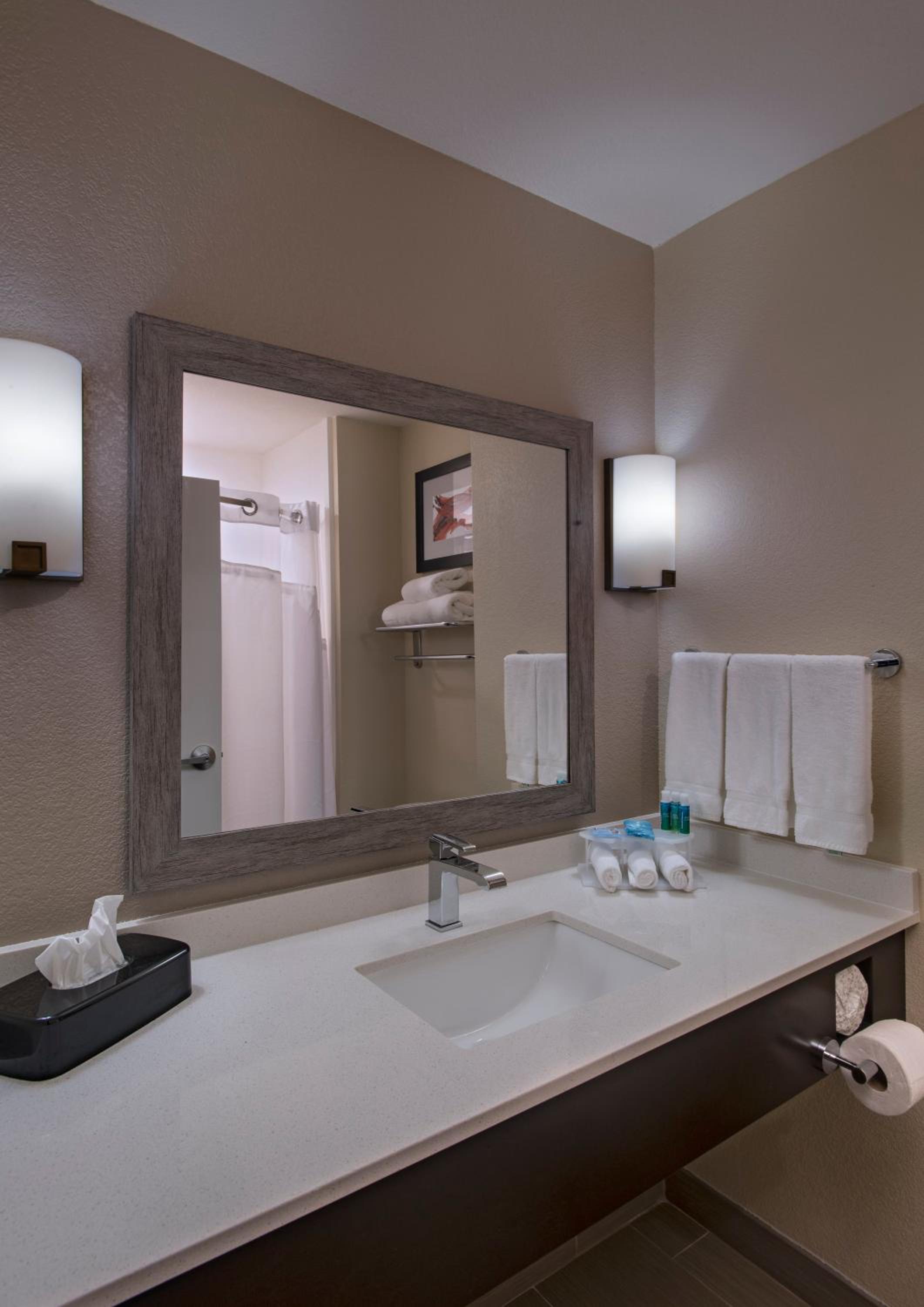Twin Room - Non-Smoking photo 2