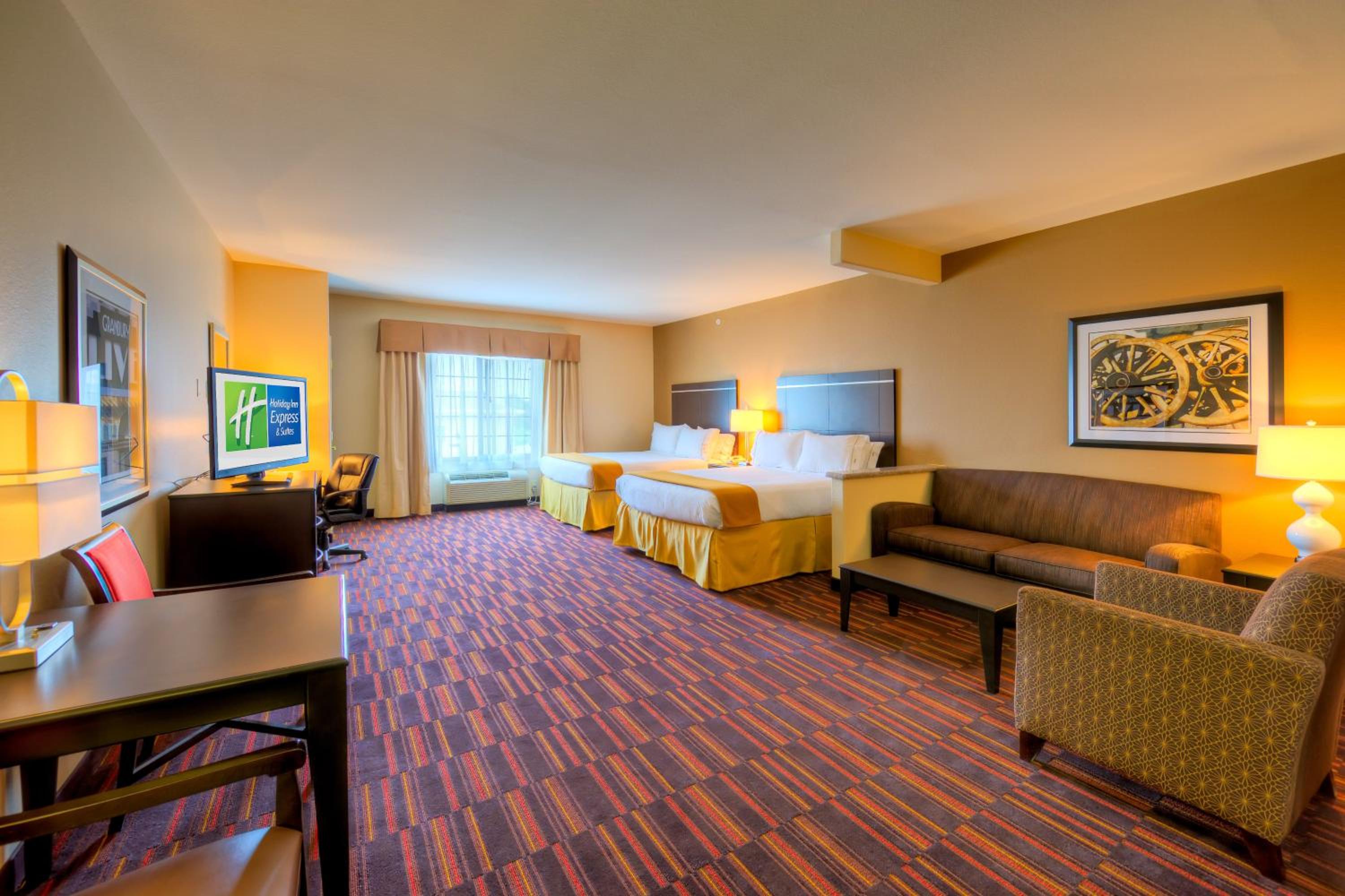 Queen Suite with Two Queen Beds and Sofa Bed - Photo 1