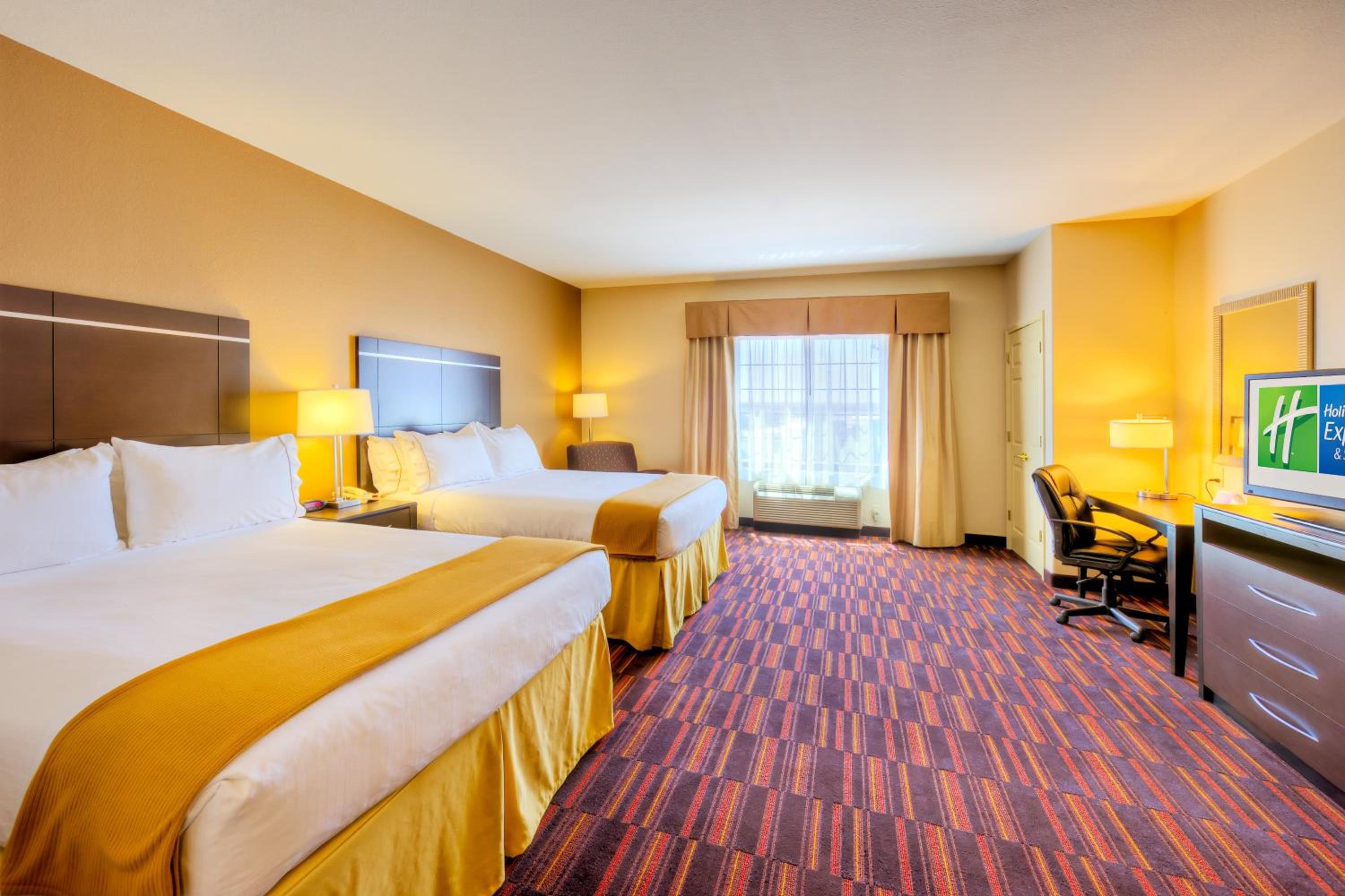 Standard Room with Two Queen Beds - Photo 1