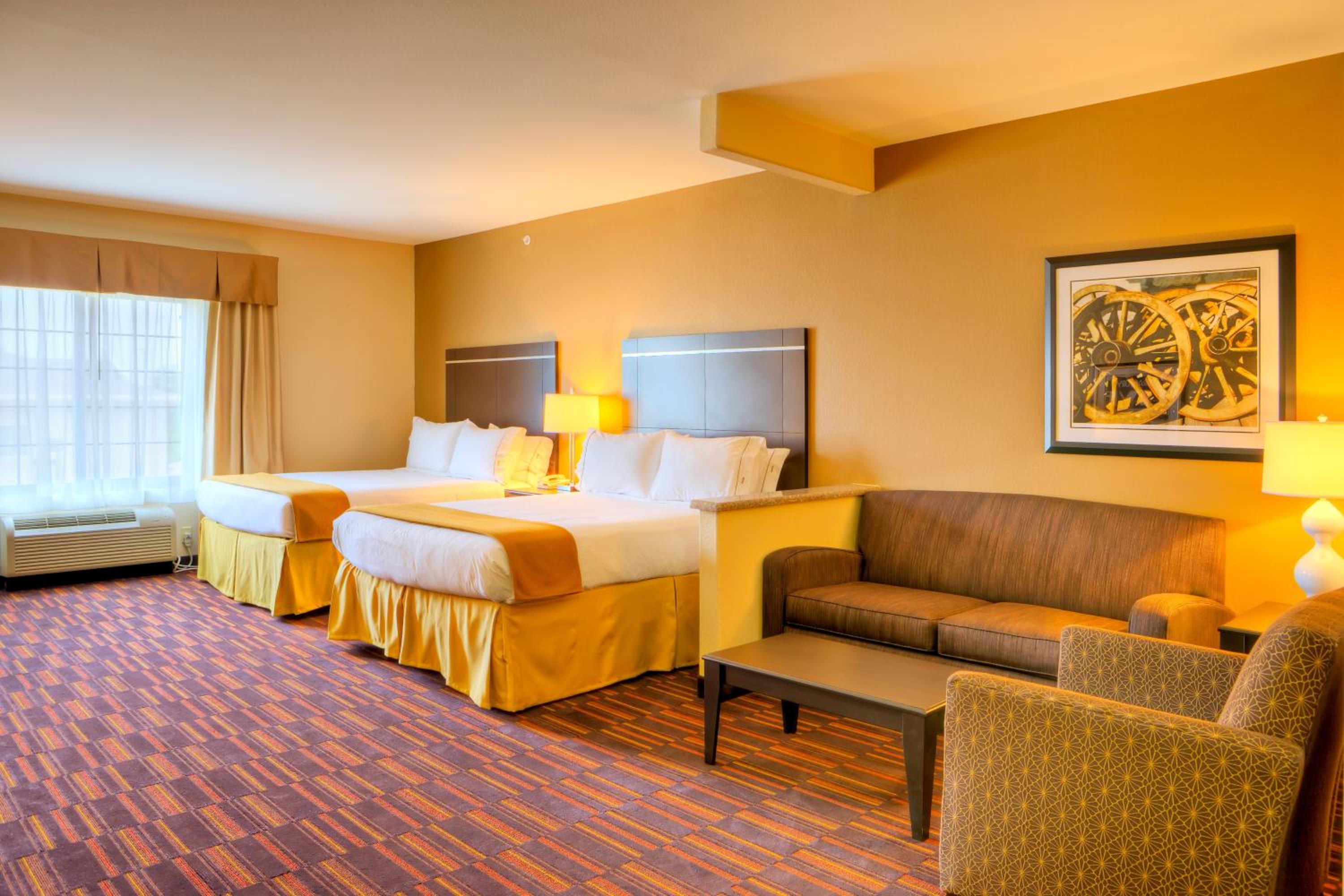 Queen Suite with Two Queen Beds and Sofa Bed - Photo 4