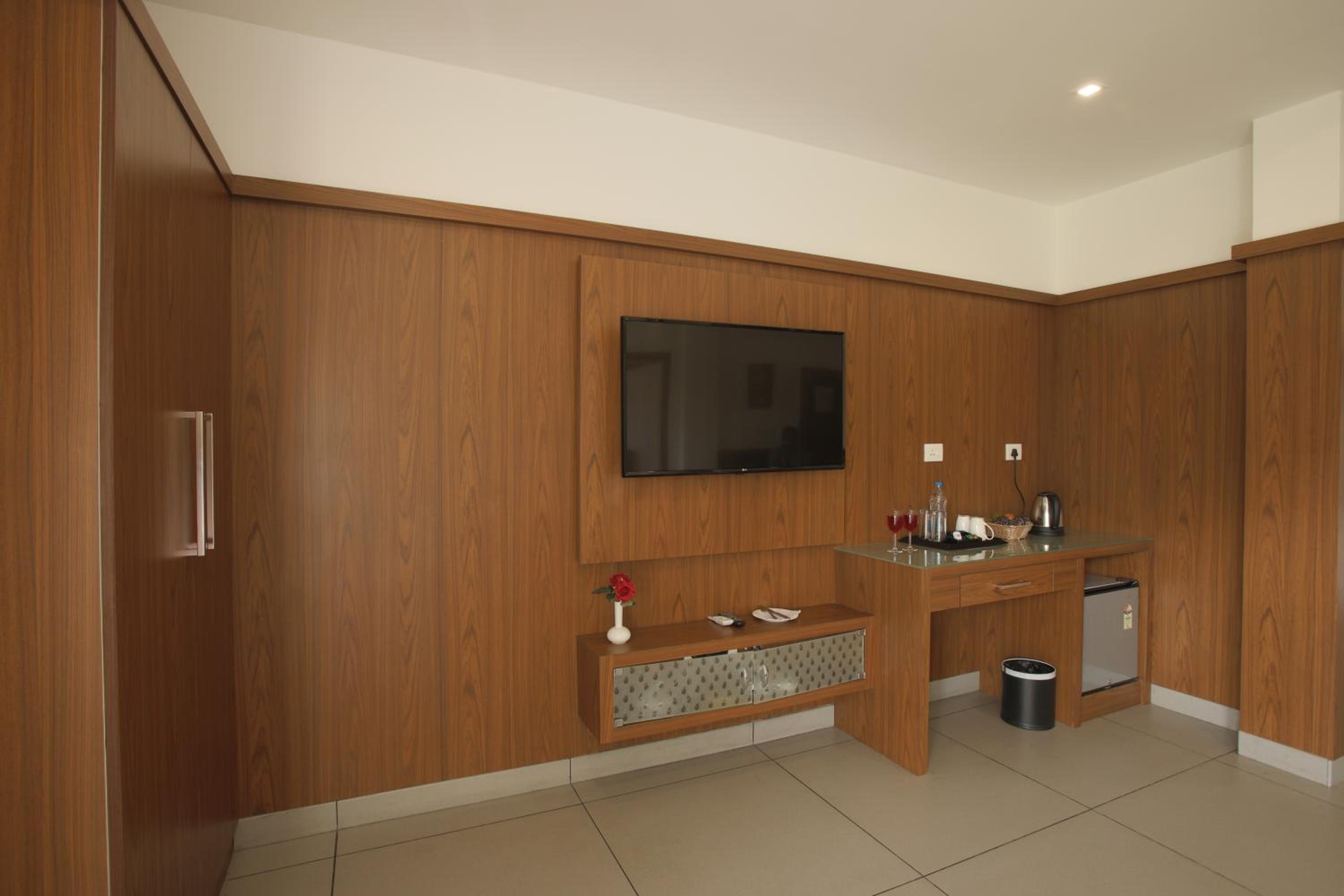 Suite with Lake View - Photo 3