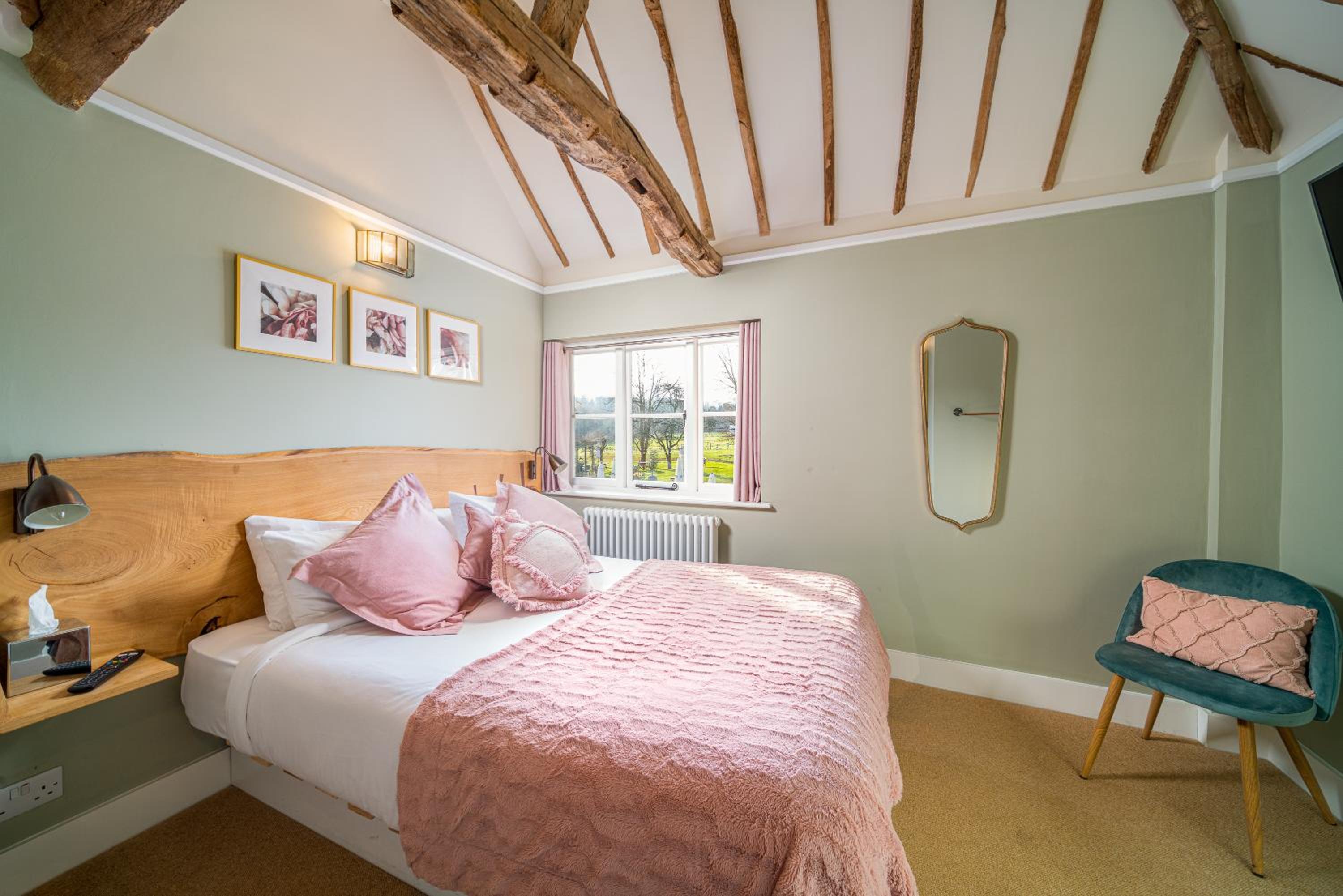 Superior King Room - Photo 8