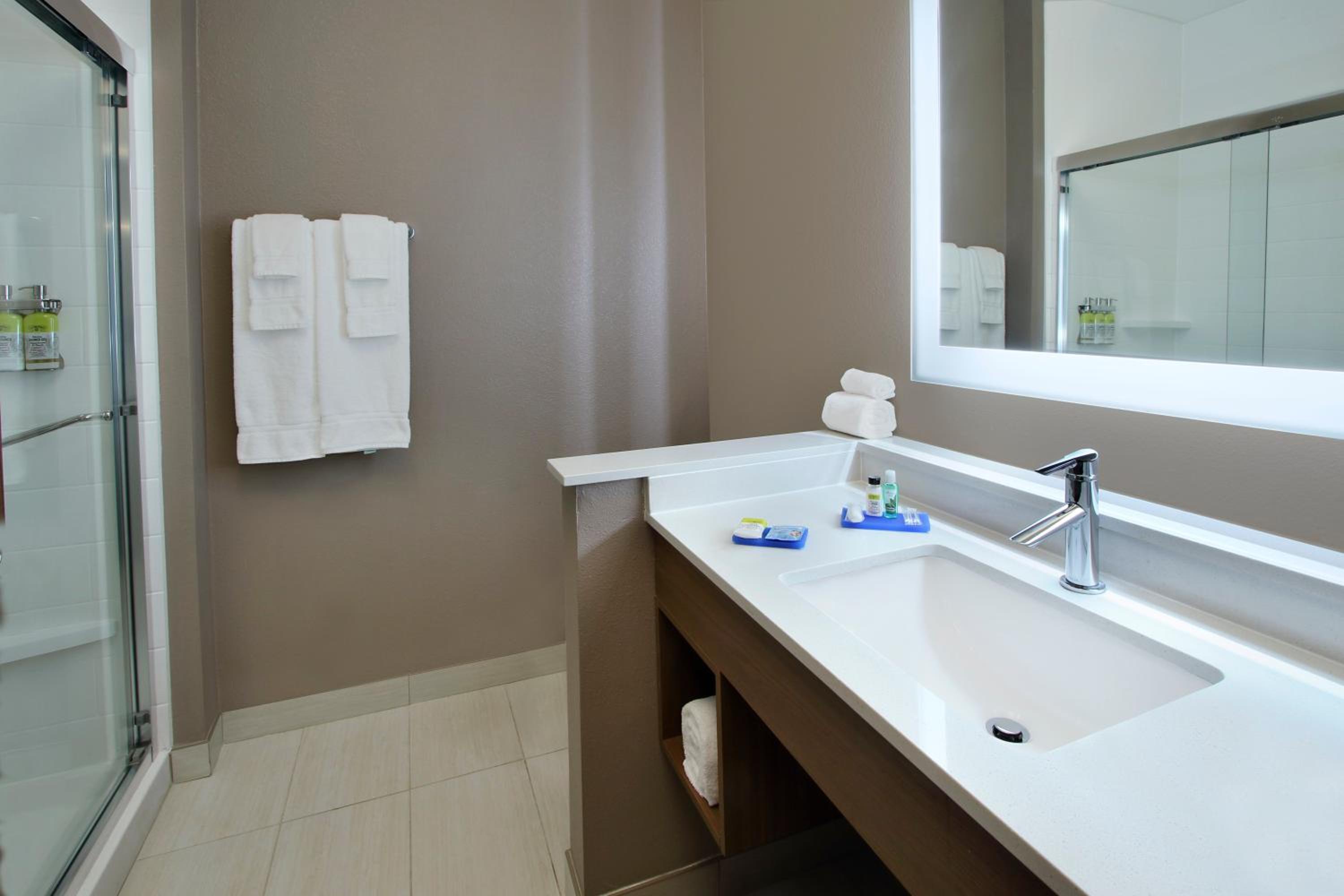 Standard King Room - Communications Accessible photo 3