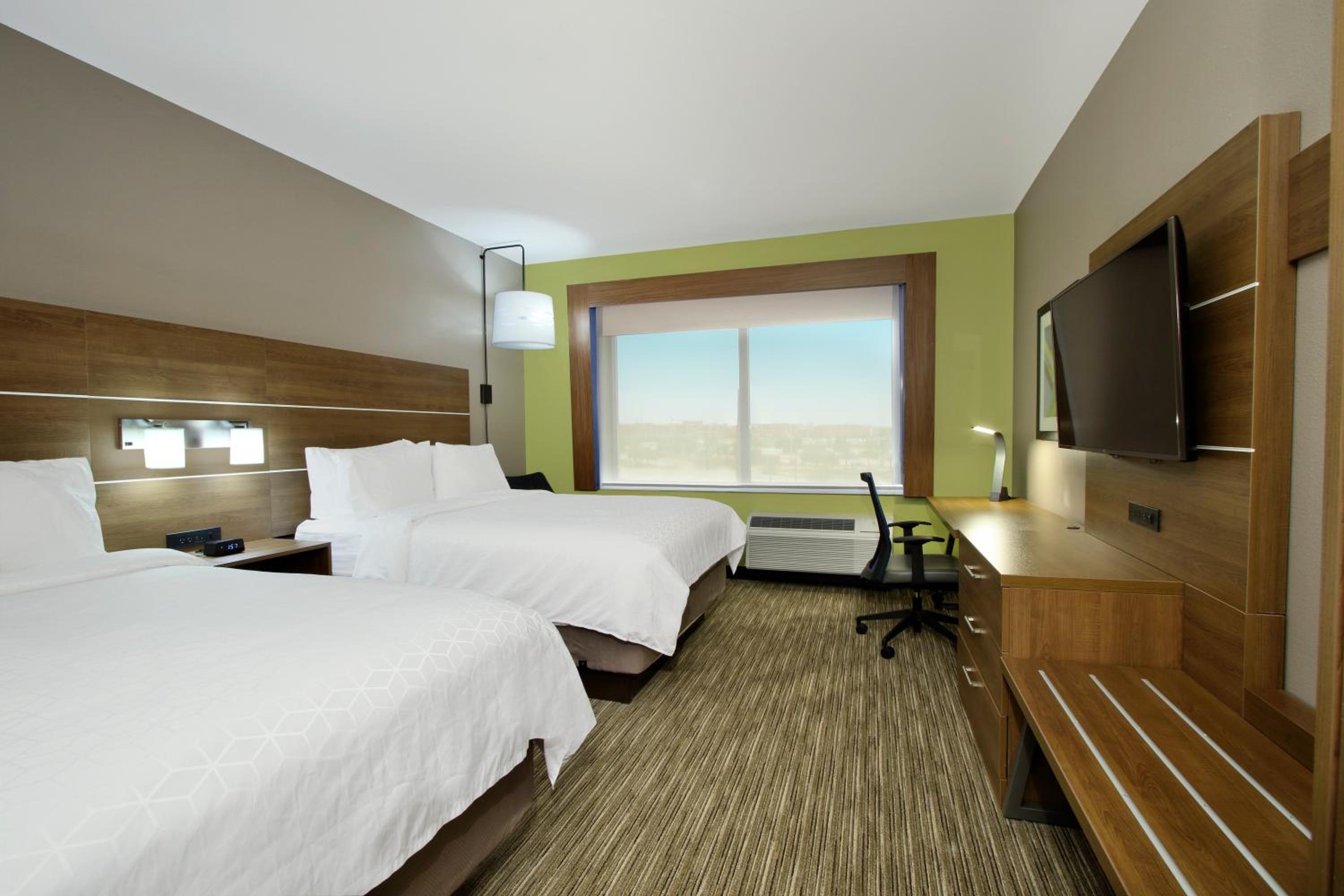 Queen Room with Two Queen Beds - Hearing Accessible/Non-Smoking photo 2
