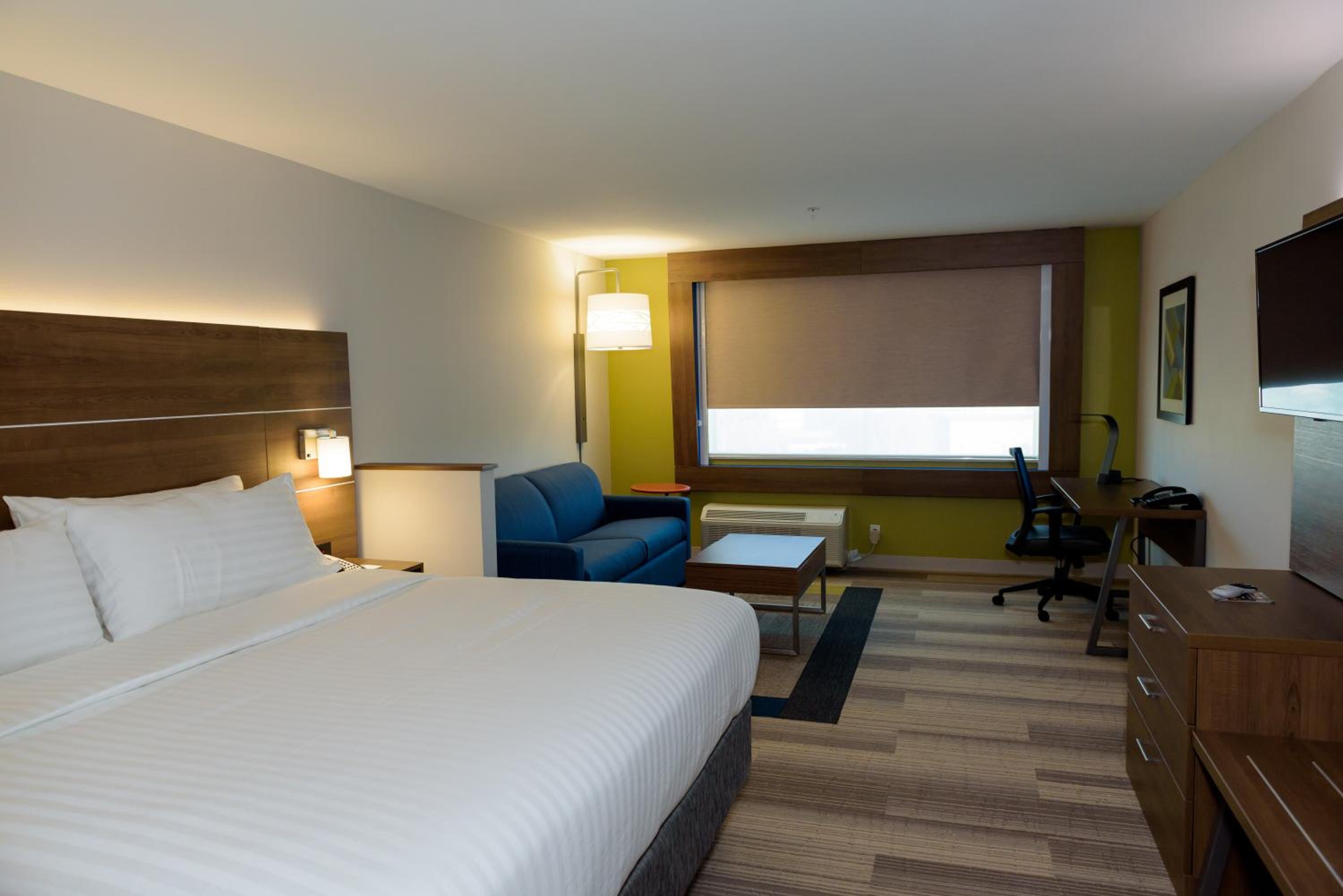 Suite with Accessible Transfer Shower - Non-Smoking