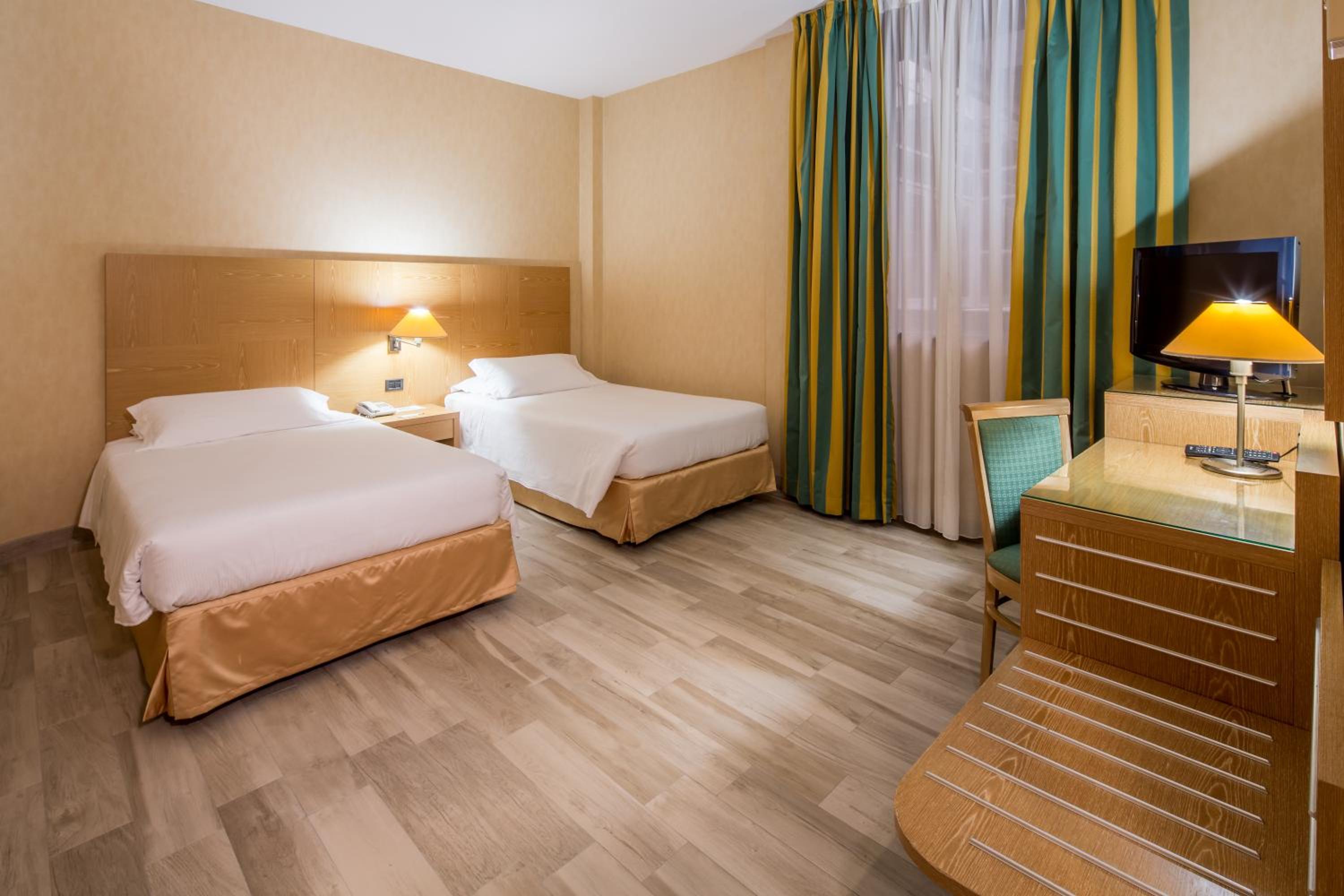 Standard Twin Room - Non-Smoking - Photo 6