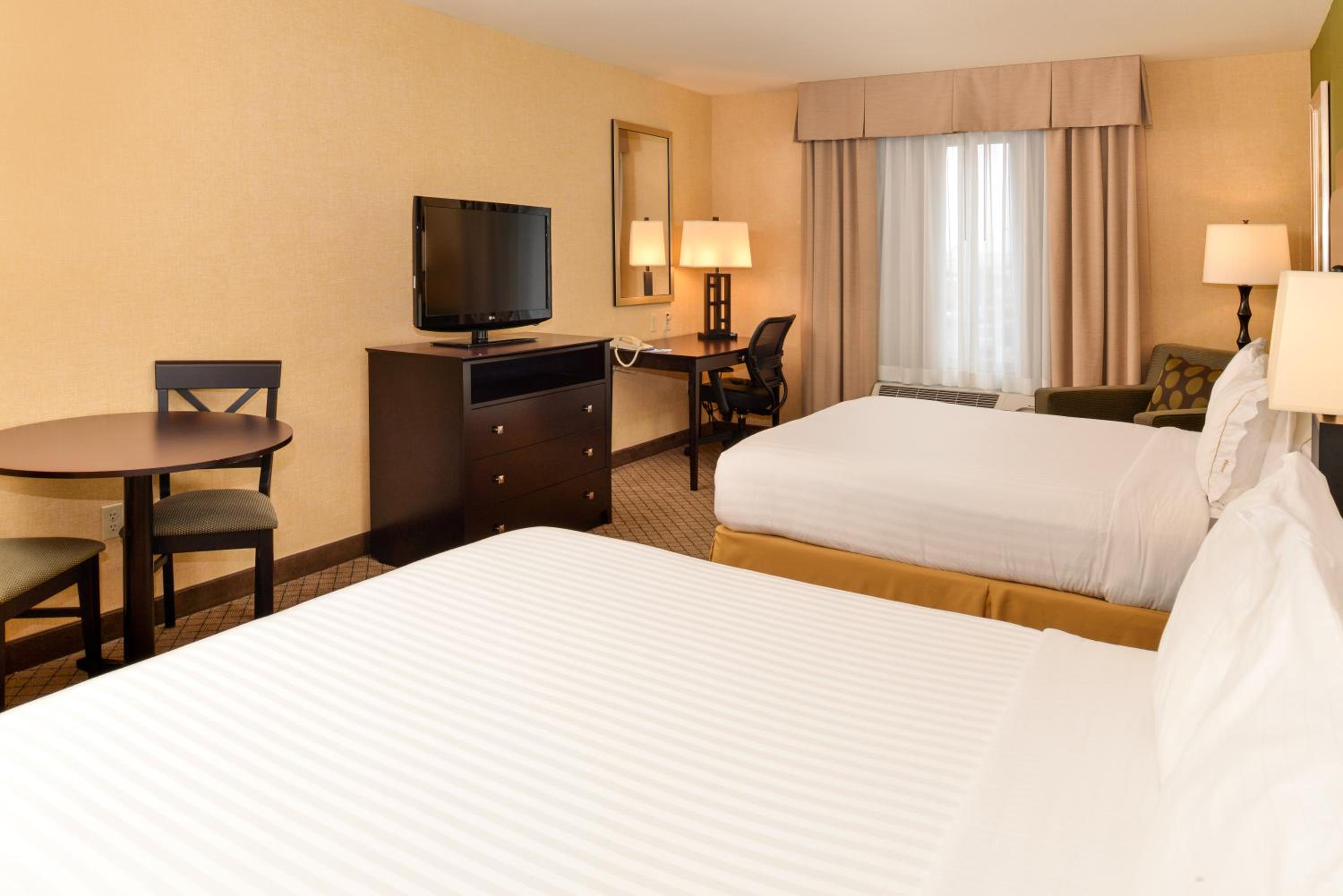 Standard Queen Room with Two Queen Beds - Photo 2