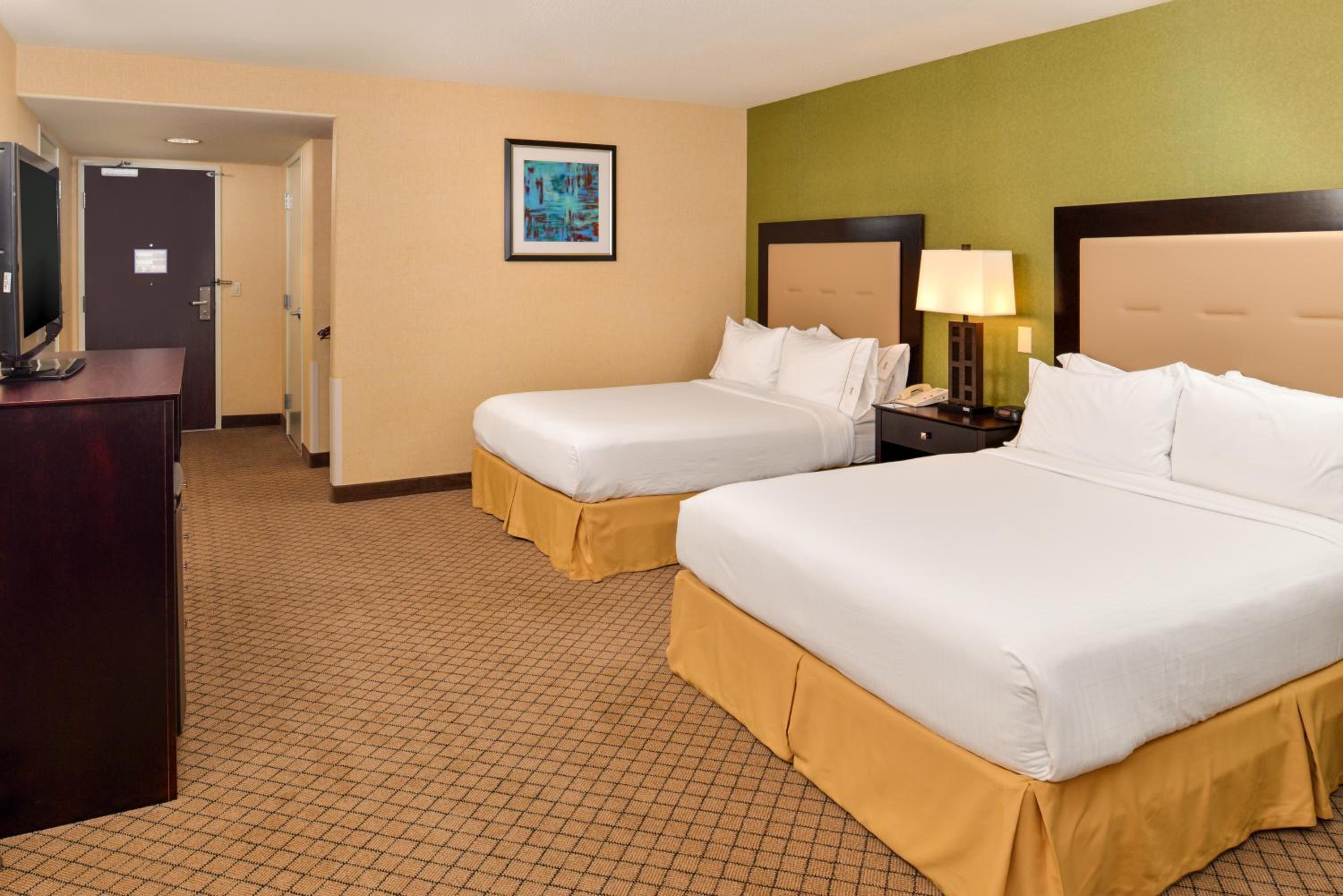 Standard Queen Room with Two Queen Beds - Photo 5