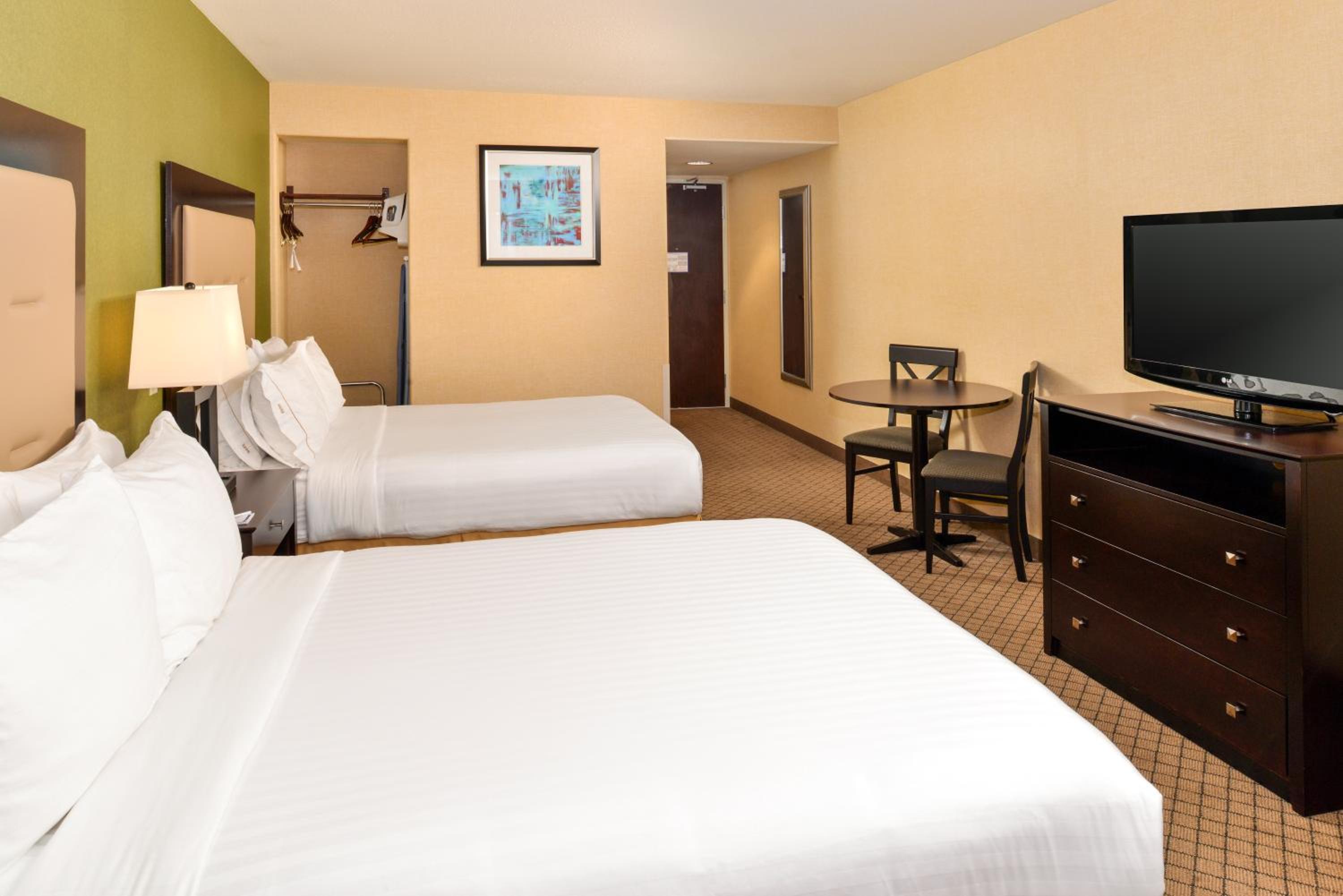 Standard Queen Room with Two Queen Beds - Photo 3