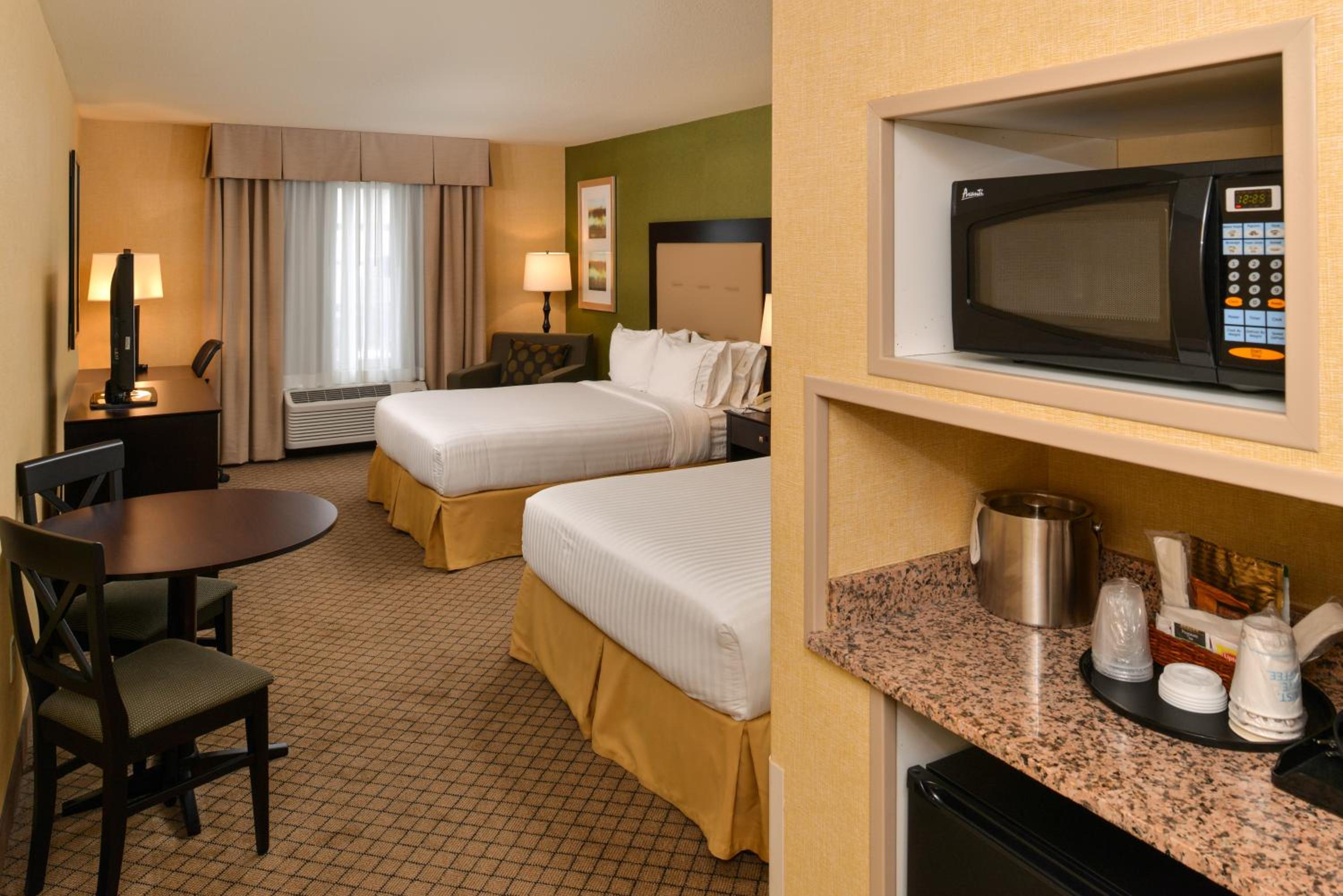 Standard Queen Room with Two Queen Beds - Photo 6