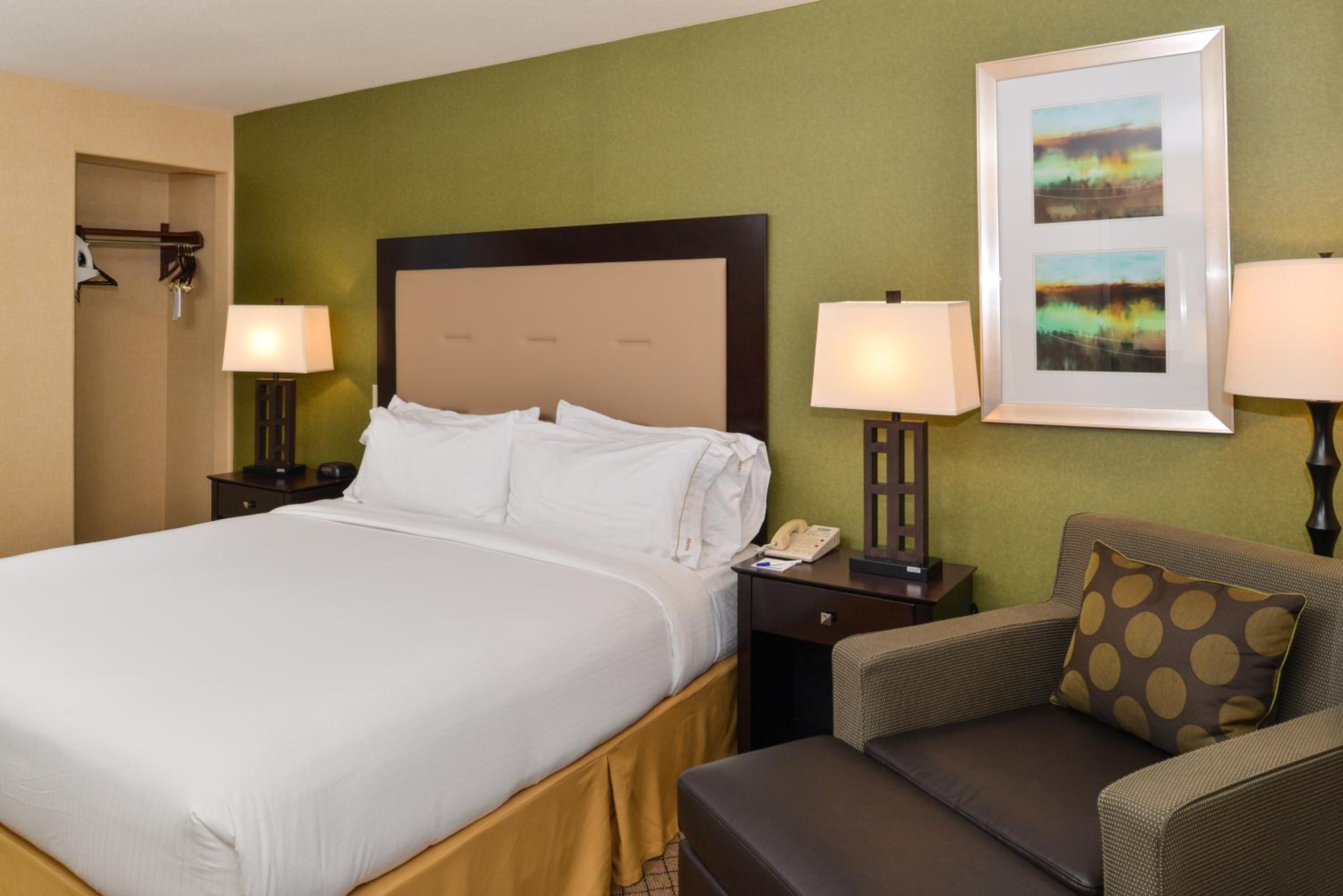 Standard King Room - Photo 5
