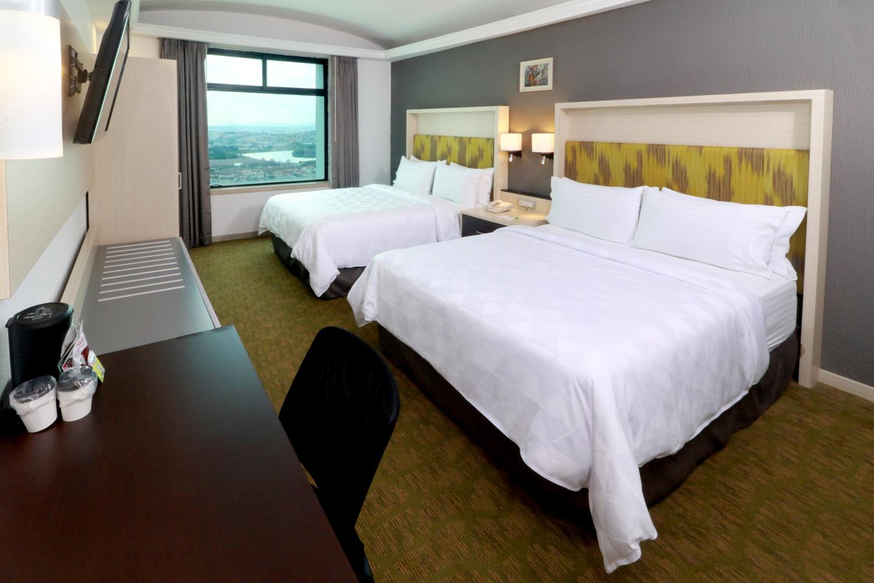 Standard Double Room with Two Double Beds and City View - Photo 4