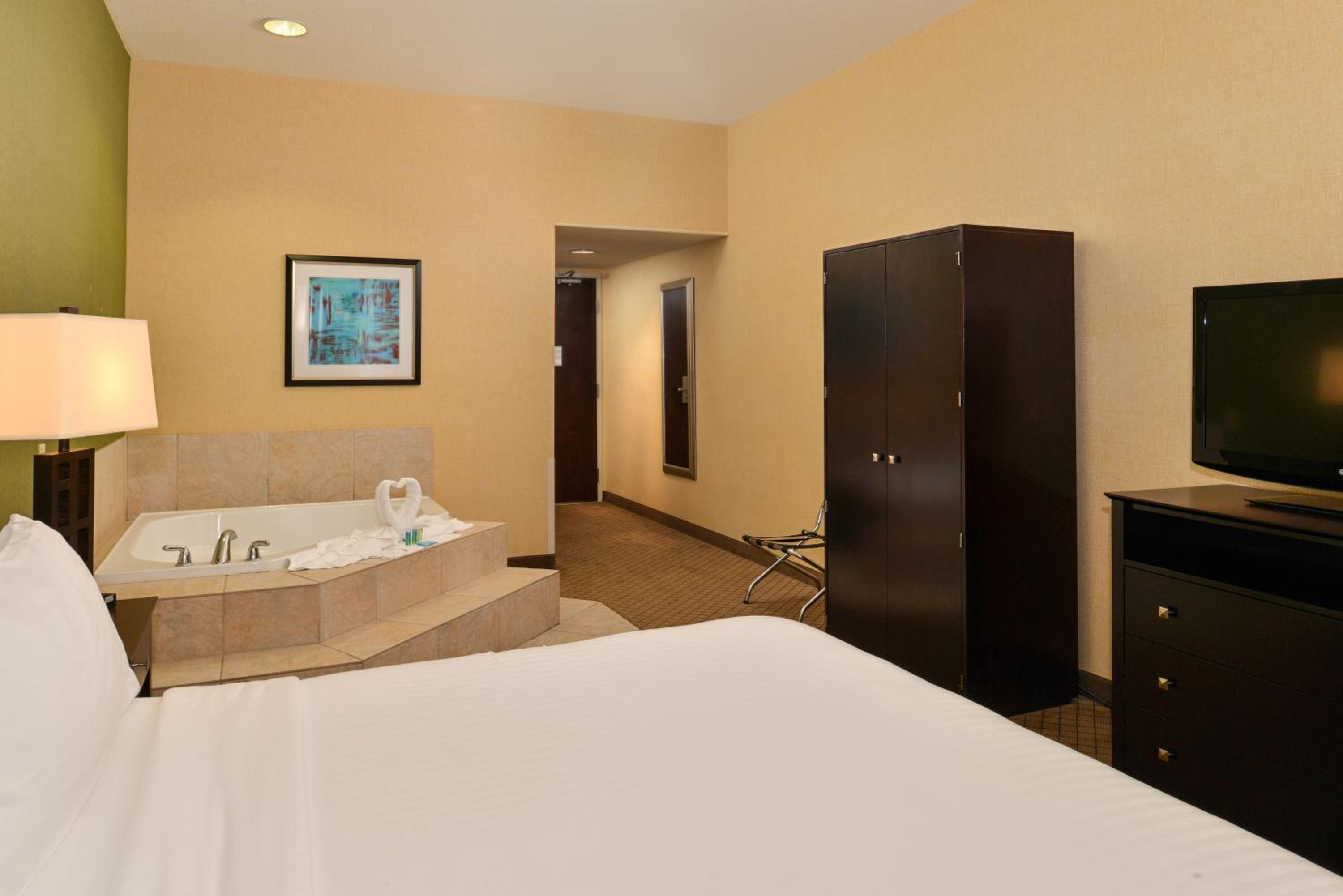 King Suite with Jetted Tub - Photo 3