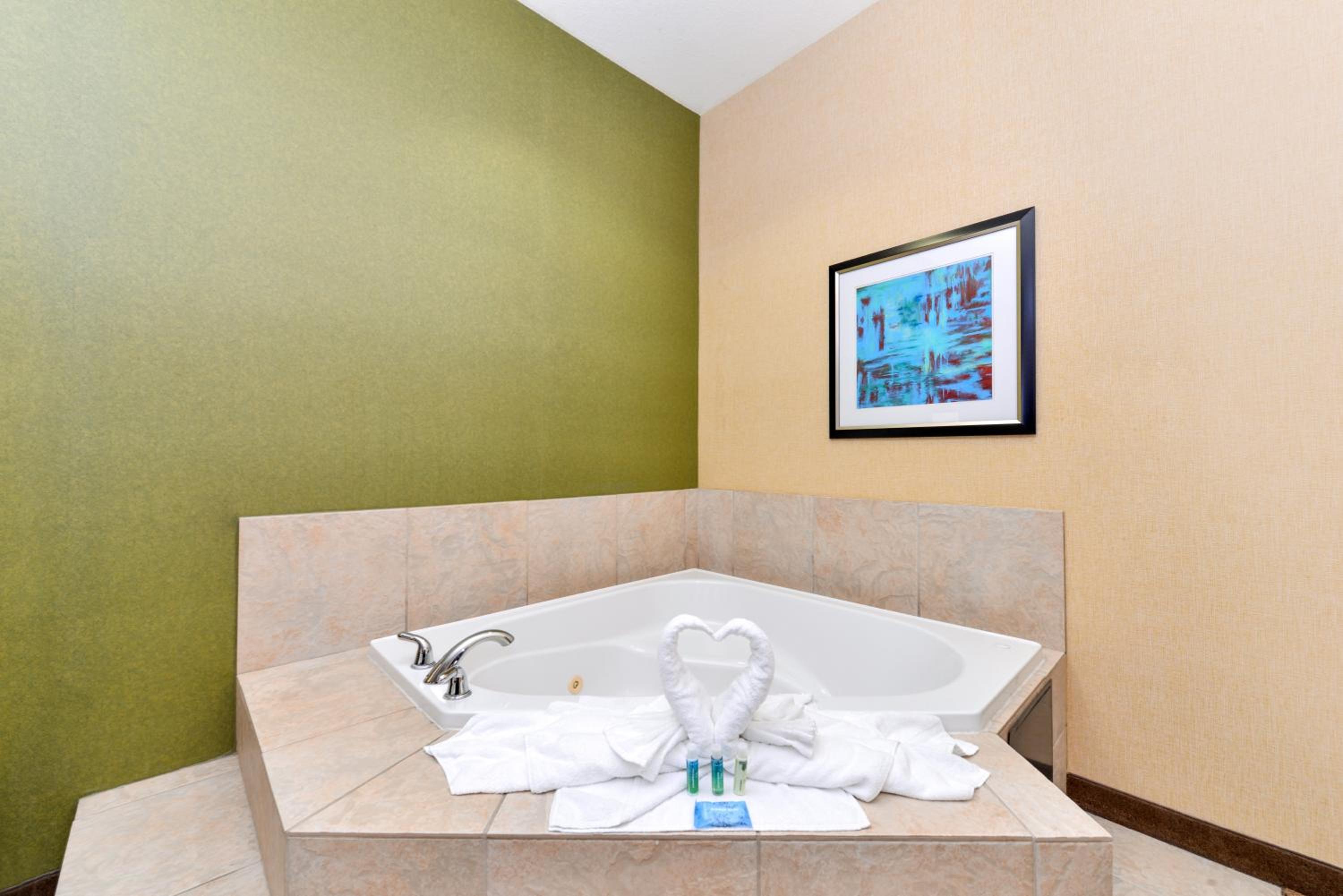 King Suite with Jetted Tub - Photo 4