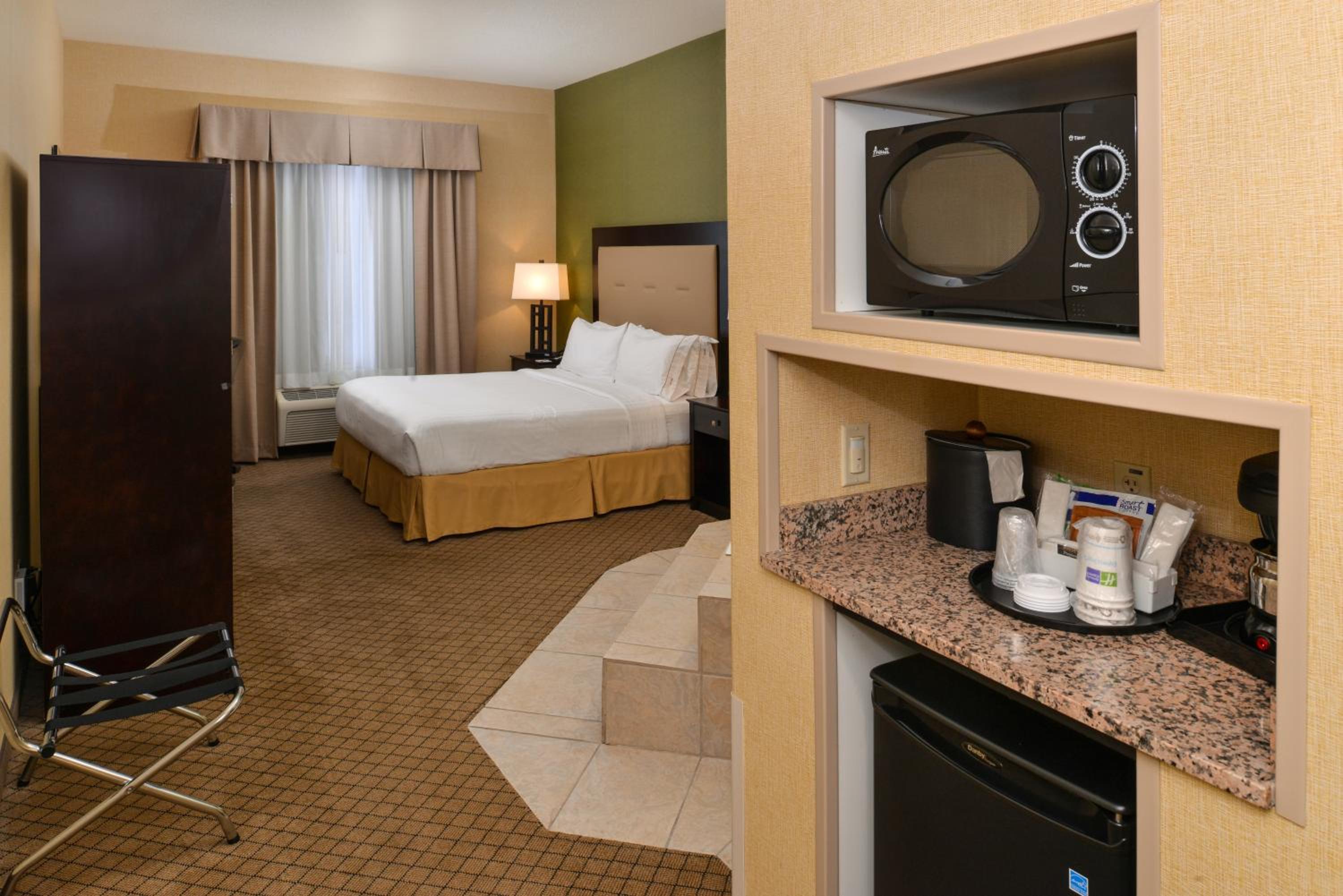 King Suite with Jetted Tub - Photo 2