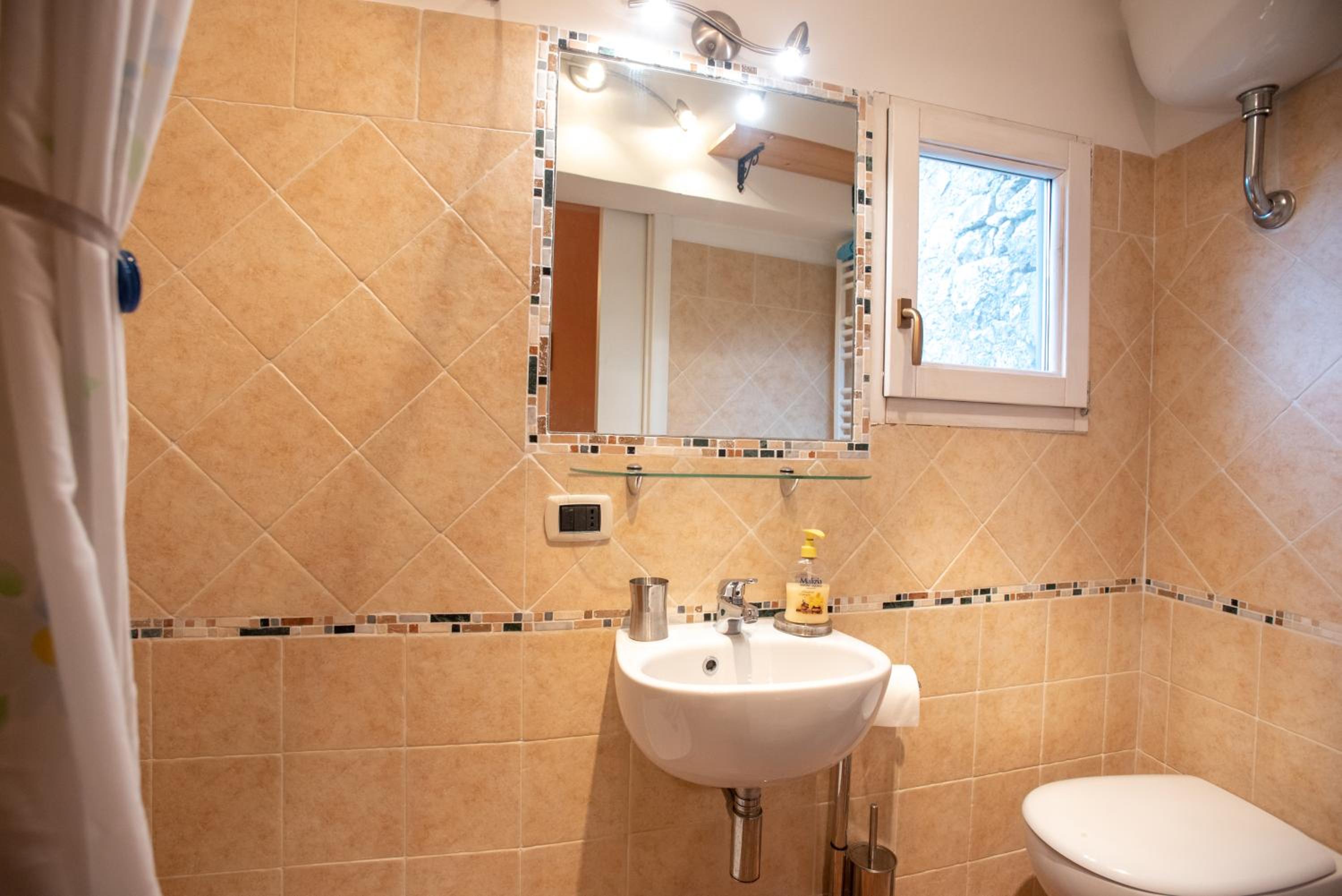 One-Bedroom House - Photo 23