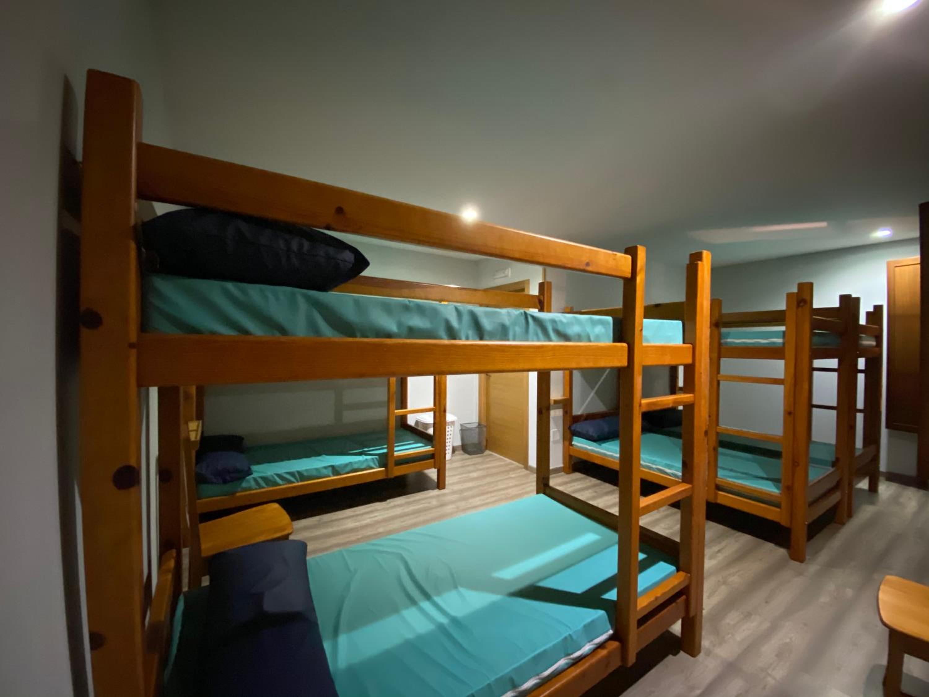 Habitación compartida mixta de 8 camas