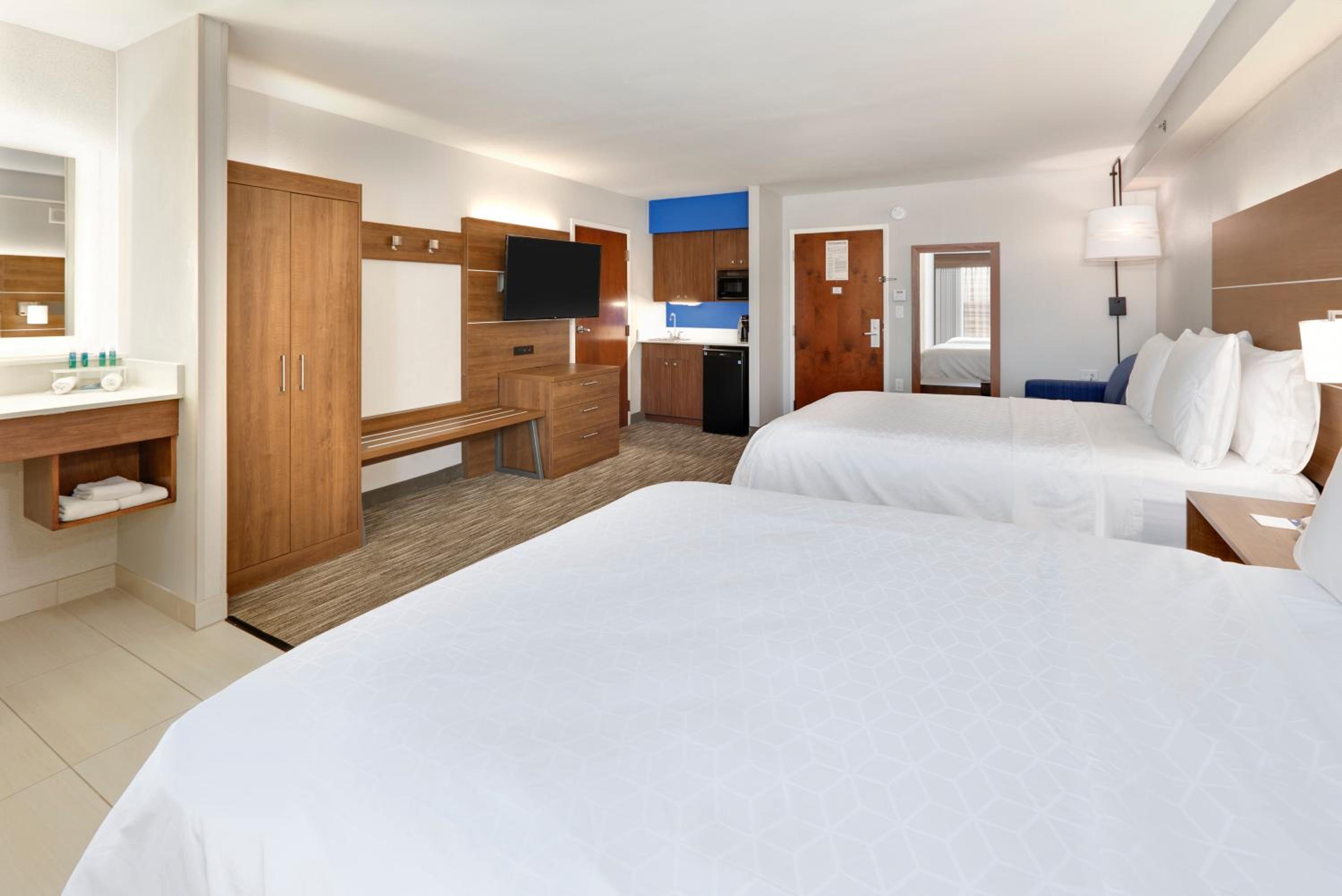 Queen Suite with Two Queen Beds - Photo 1