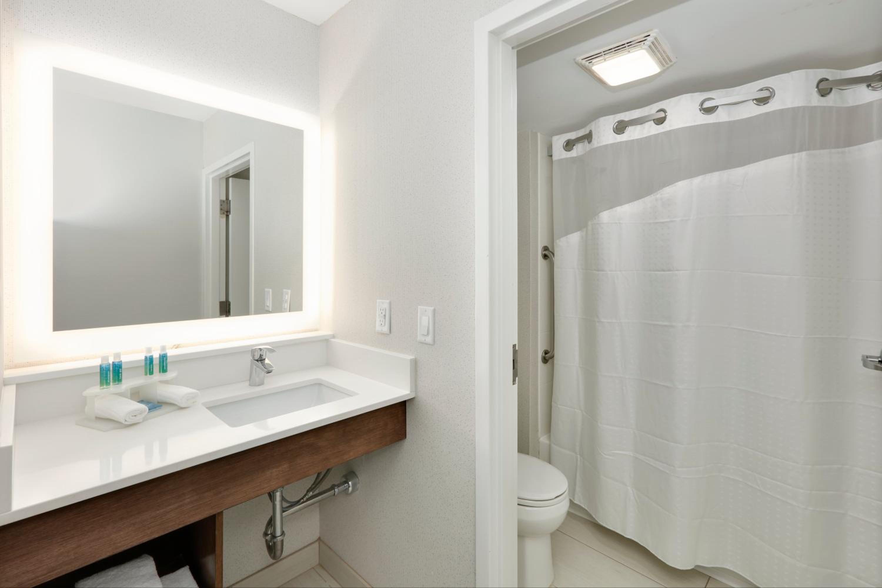 Queen Suite with Two Queen Beds - Photo 2