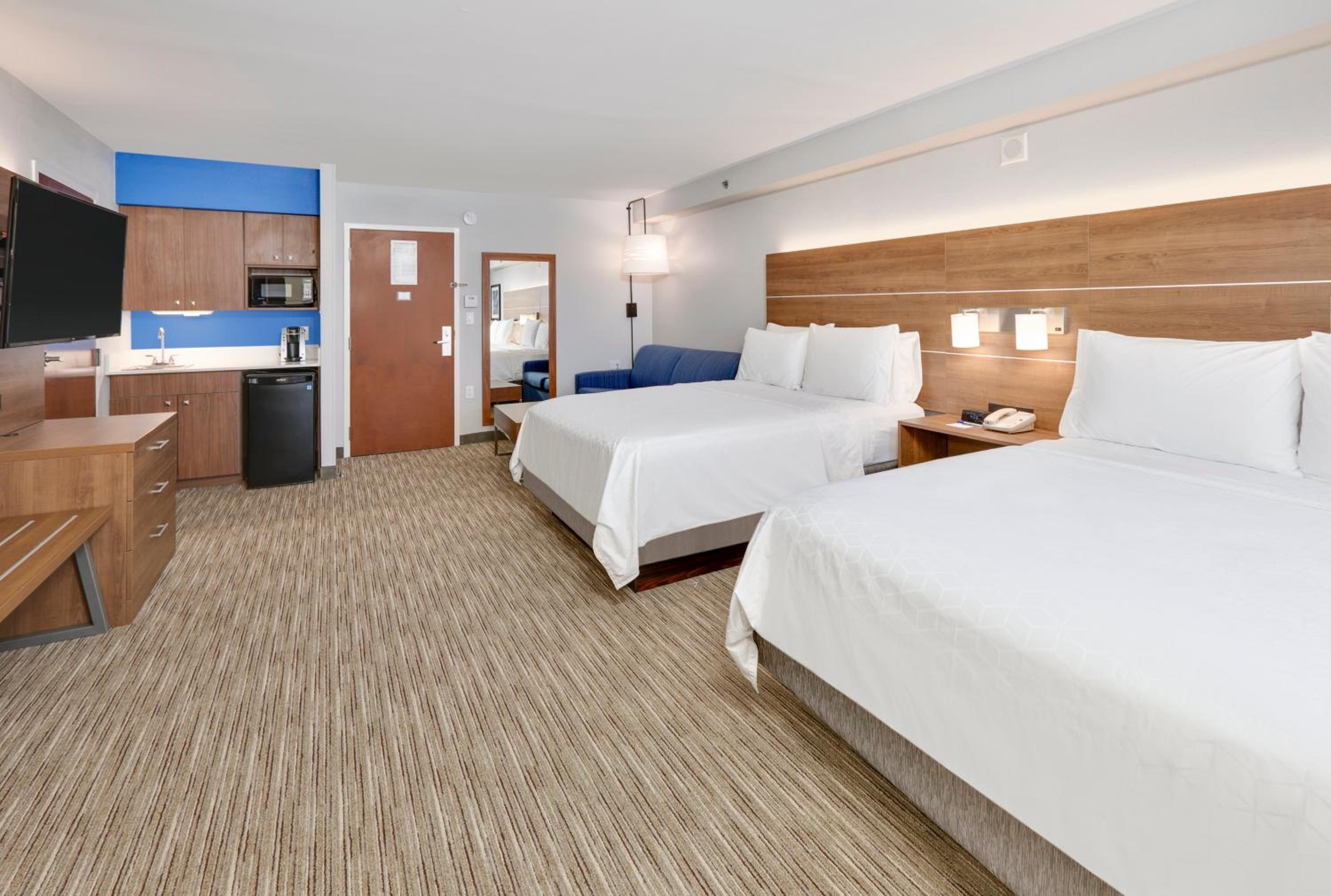 Queen Suite with Two Queen Beds - Photo 3