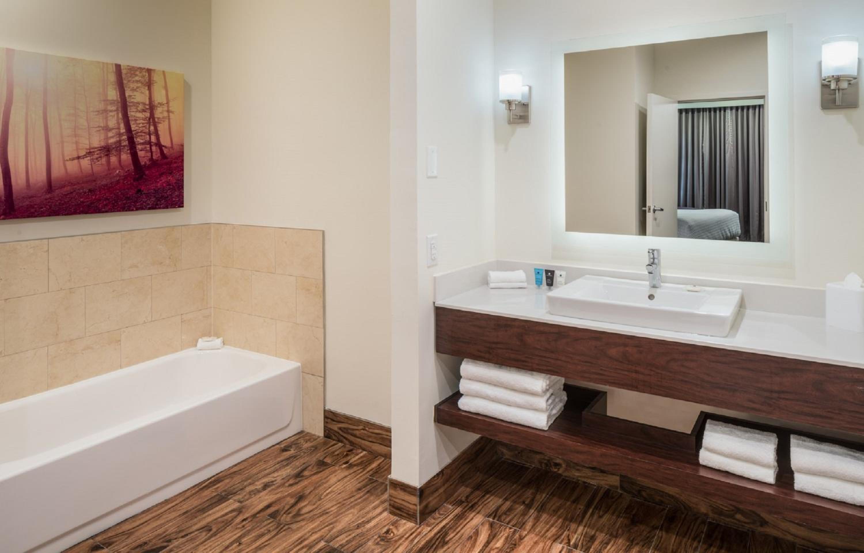 Junior King Suite - Photo 2