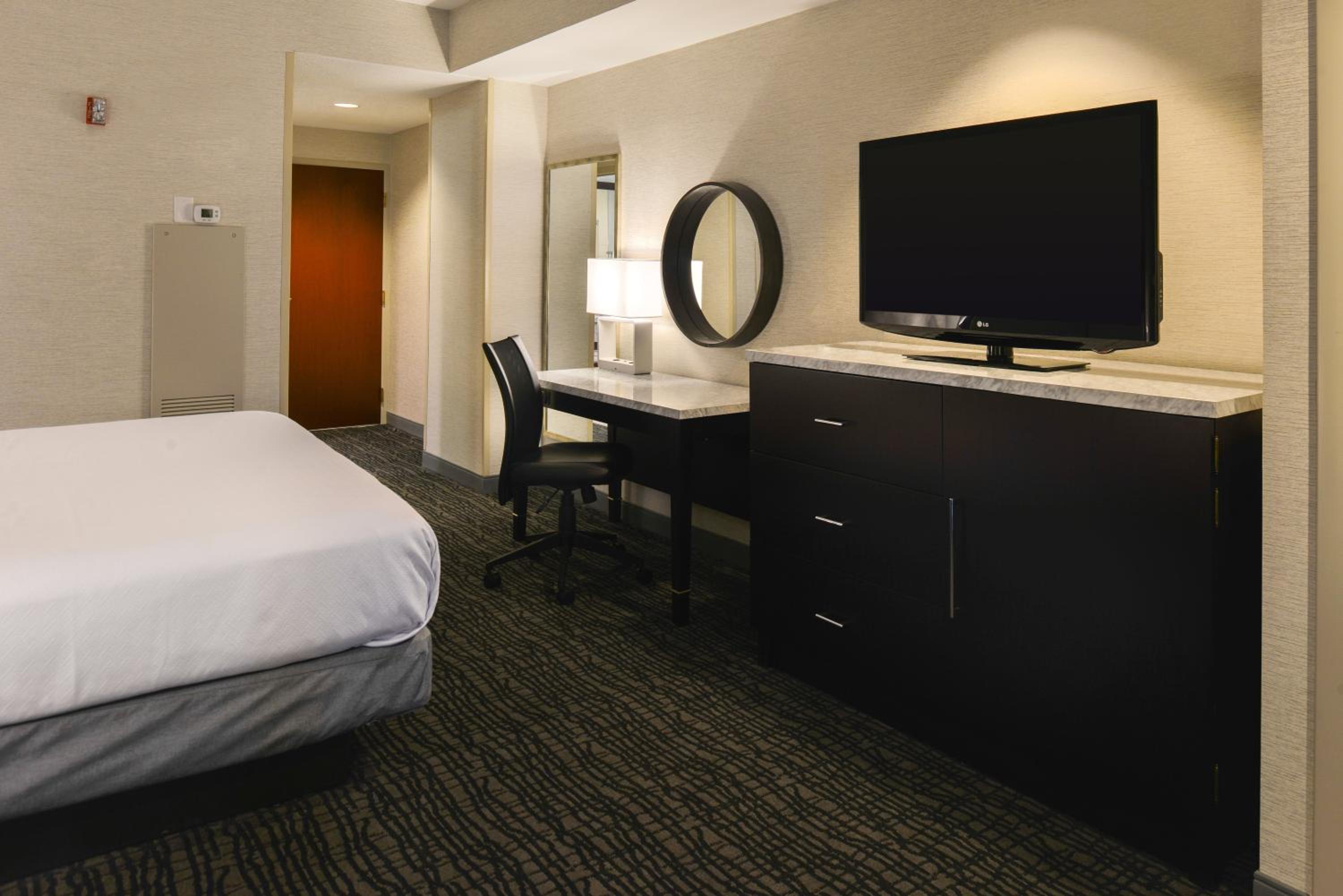 Standard King Room with Sofa Bed - Non-Smoking - Photo 2