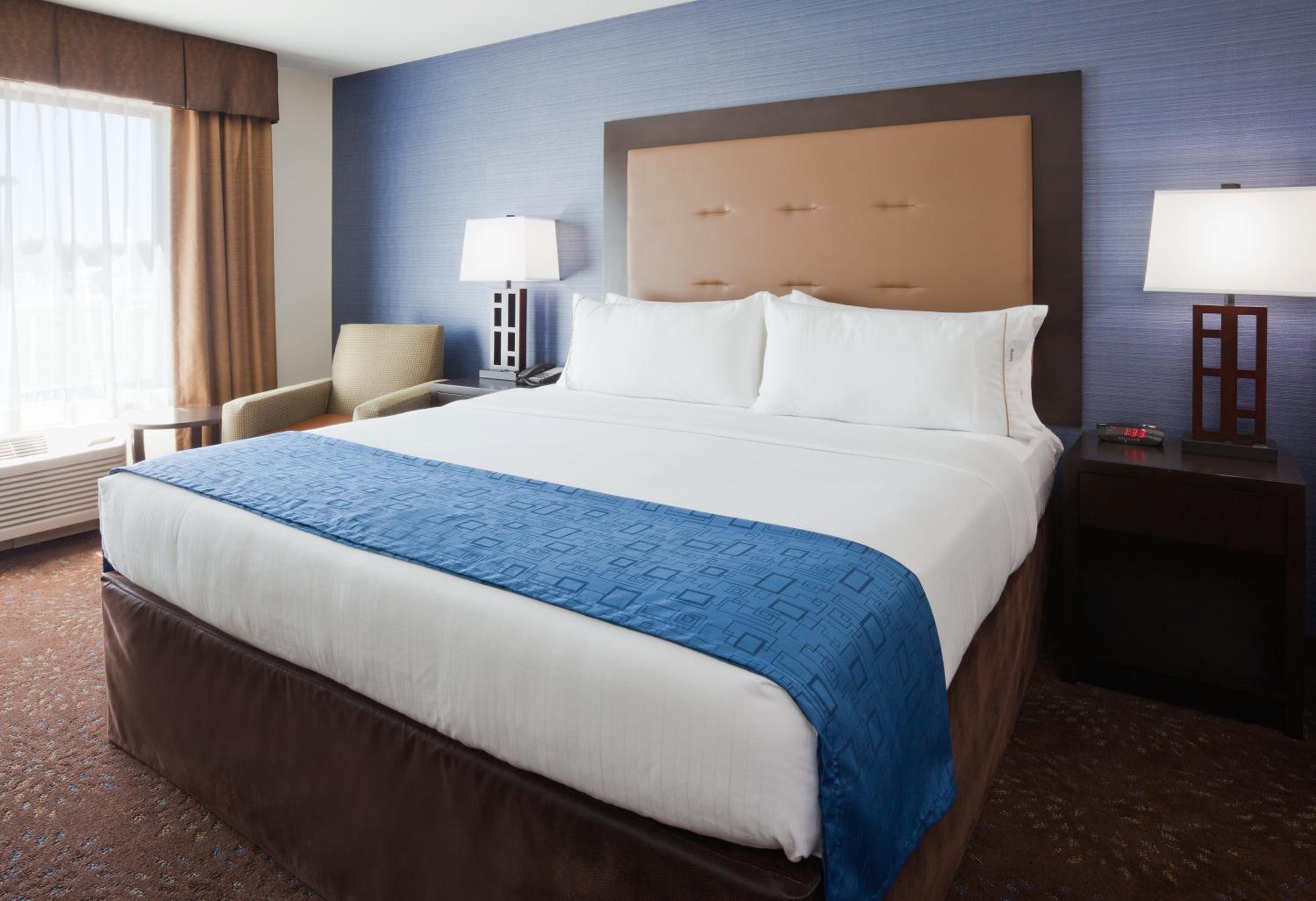 King Room - Hearing Accessible - Roll-in Shower