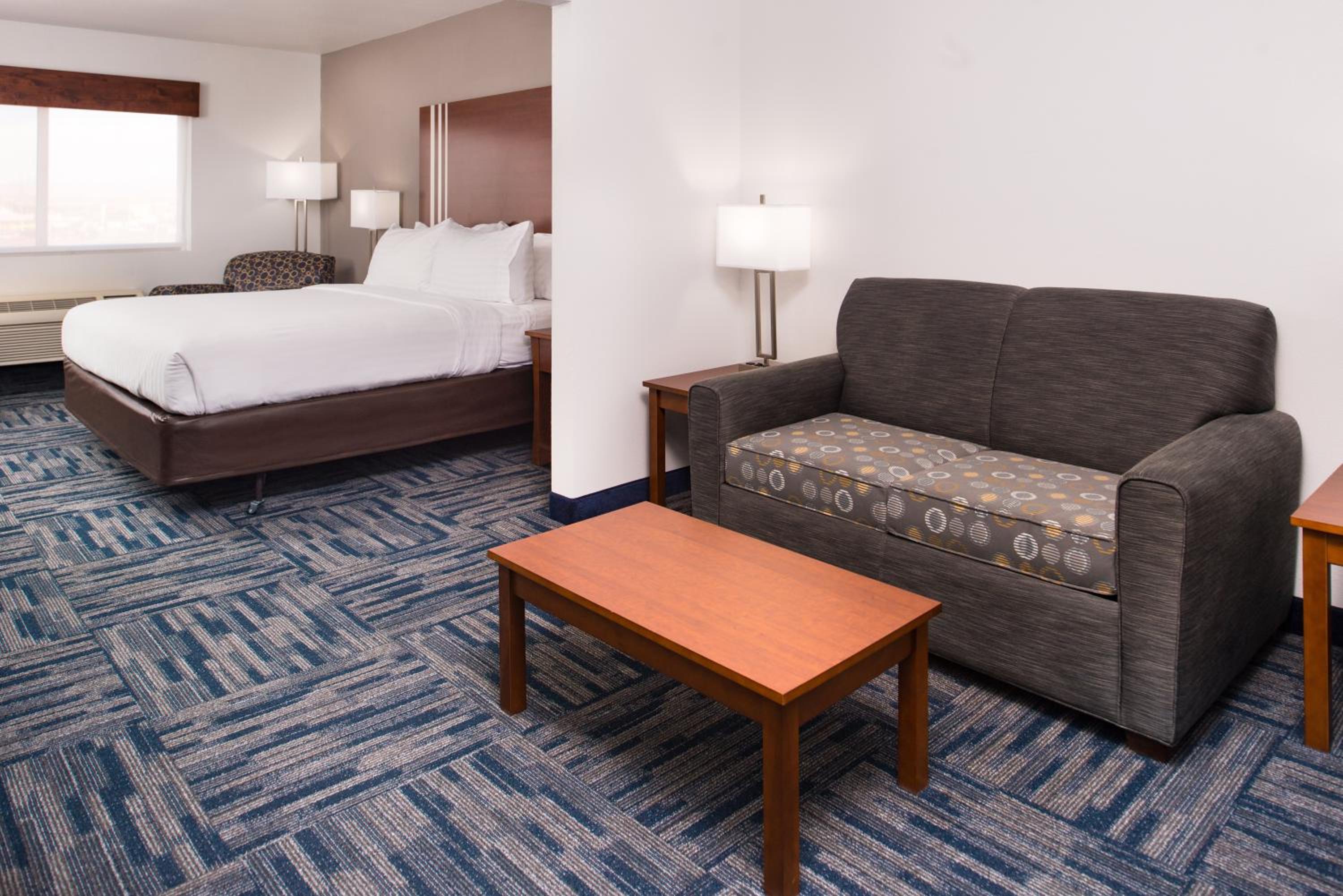 King Suite with Single Sofa Bed - Photo 4